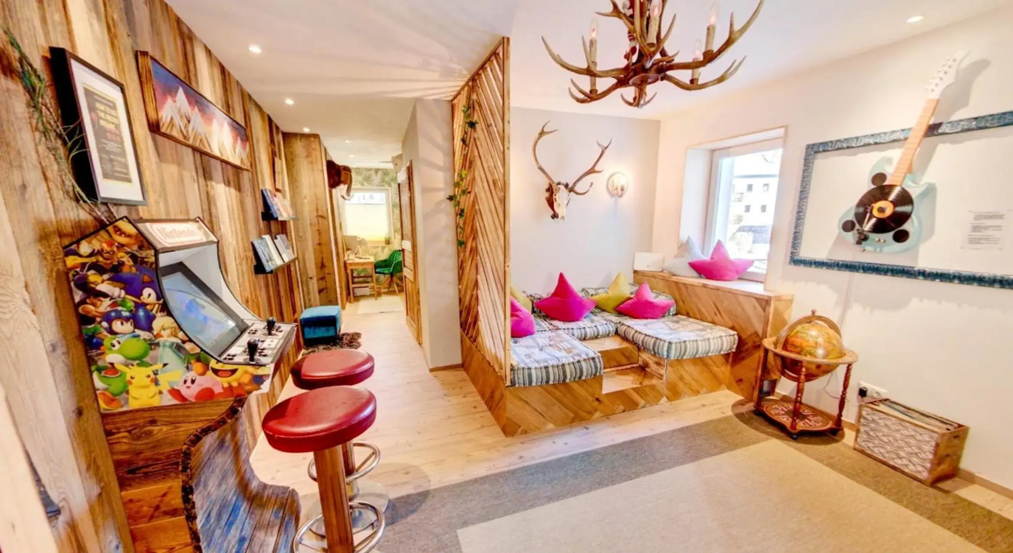 DMG - 'Funky First Floor' Unique Mountain Apartment