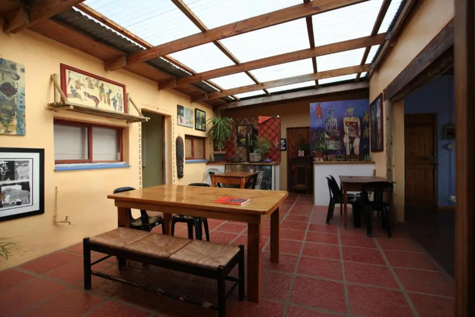 Buccaneers Lodge & Backpackers