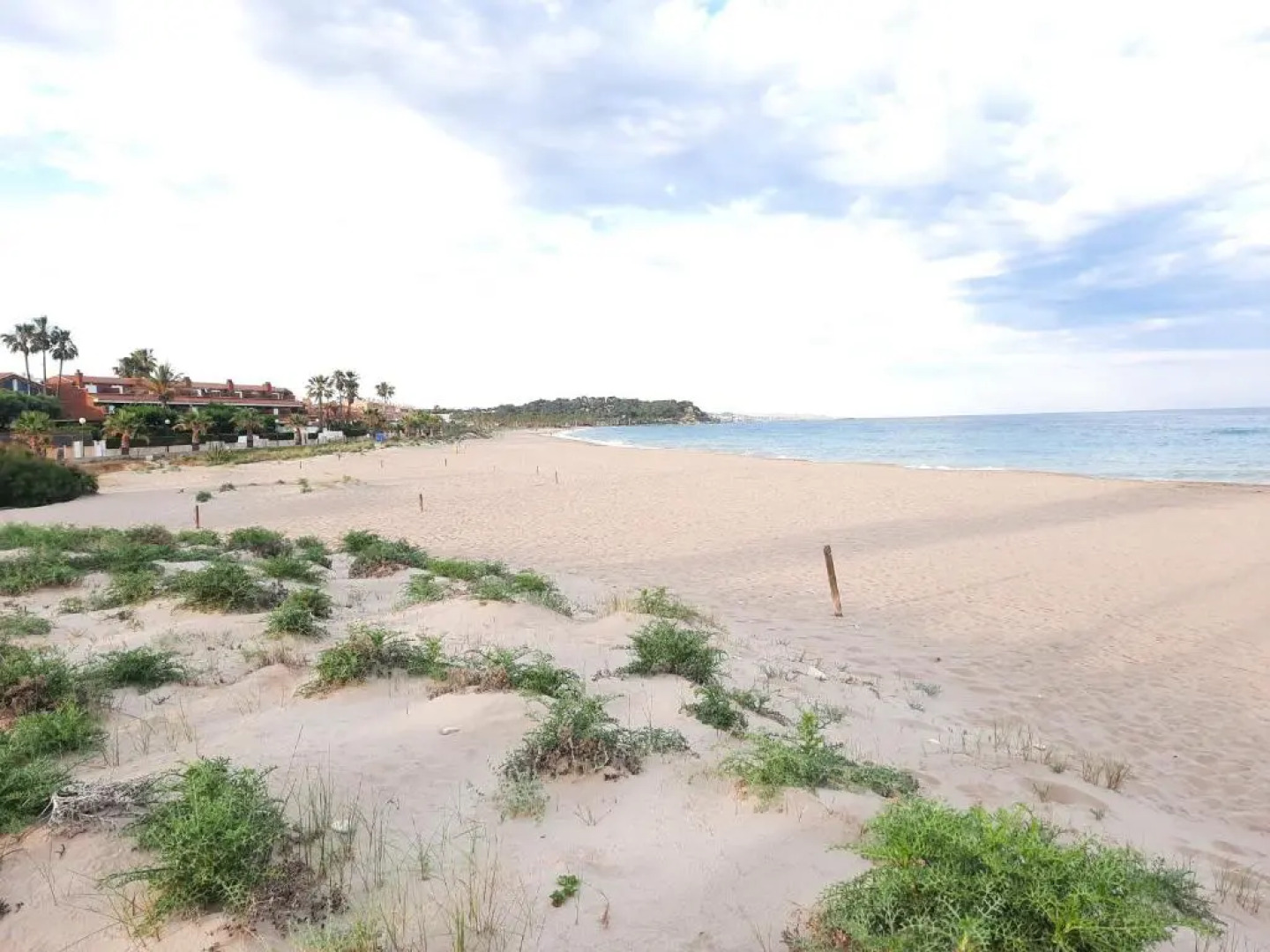 Cosy house with garden infront of the sea