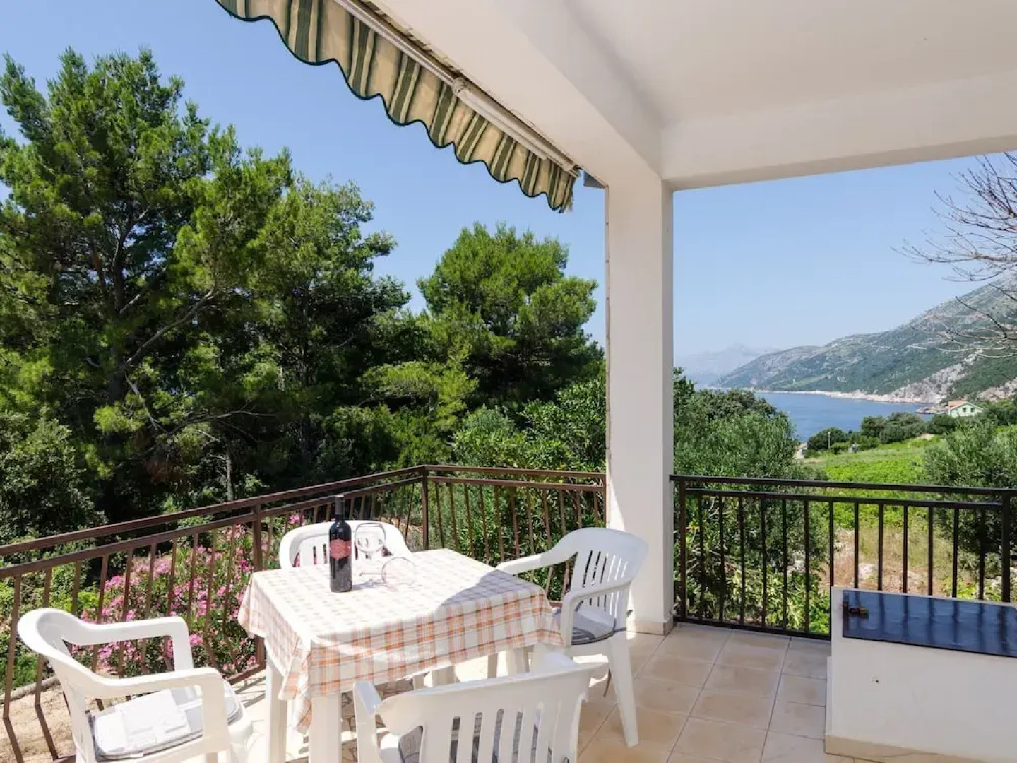 Holiday Home Blue Vineyard- Three Bedroom House With Terrace and Sea View
