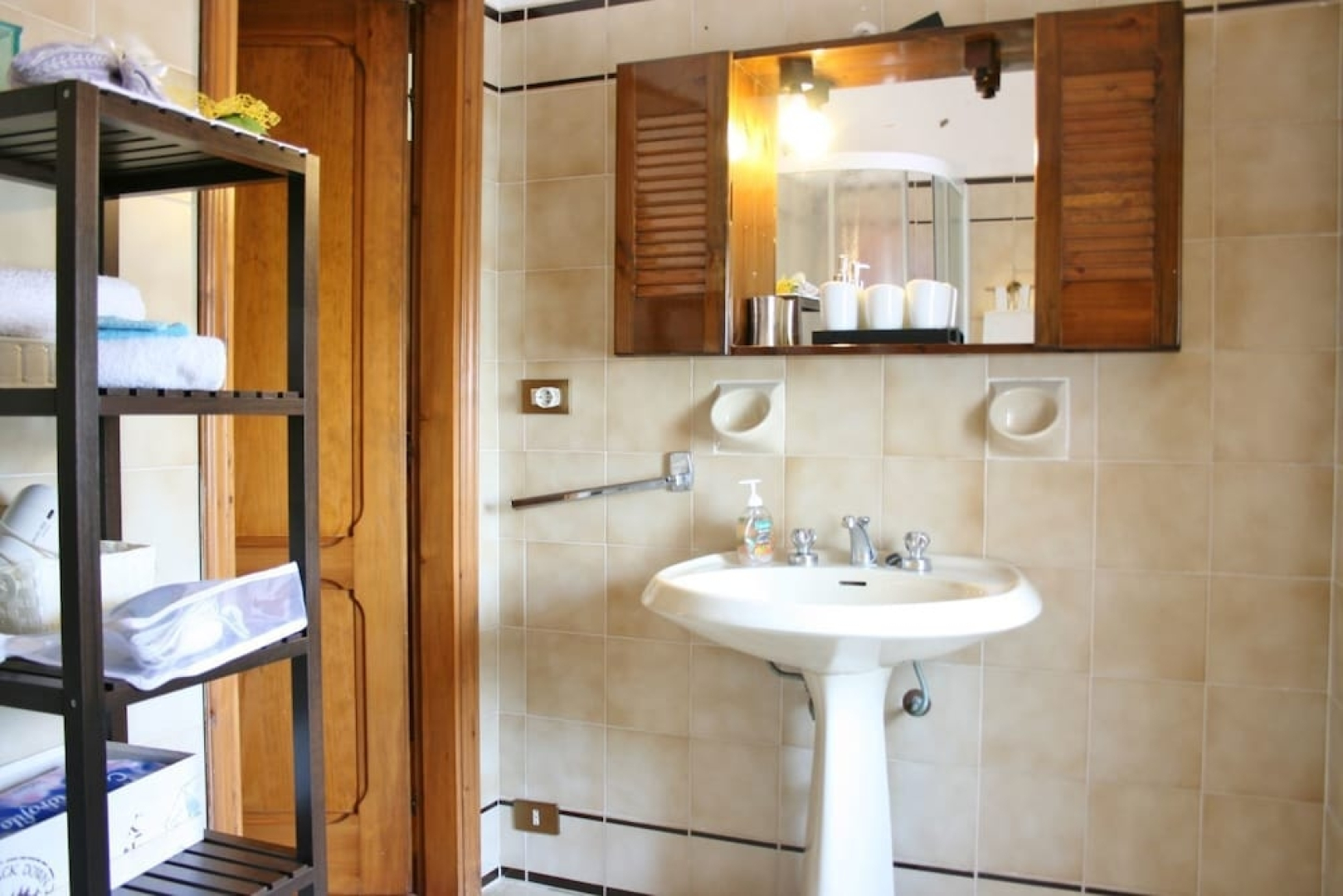 Beautiful private villa with WIFI, private pool, TV, pets allowed and parking, close to Arezzo