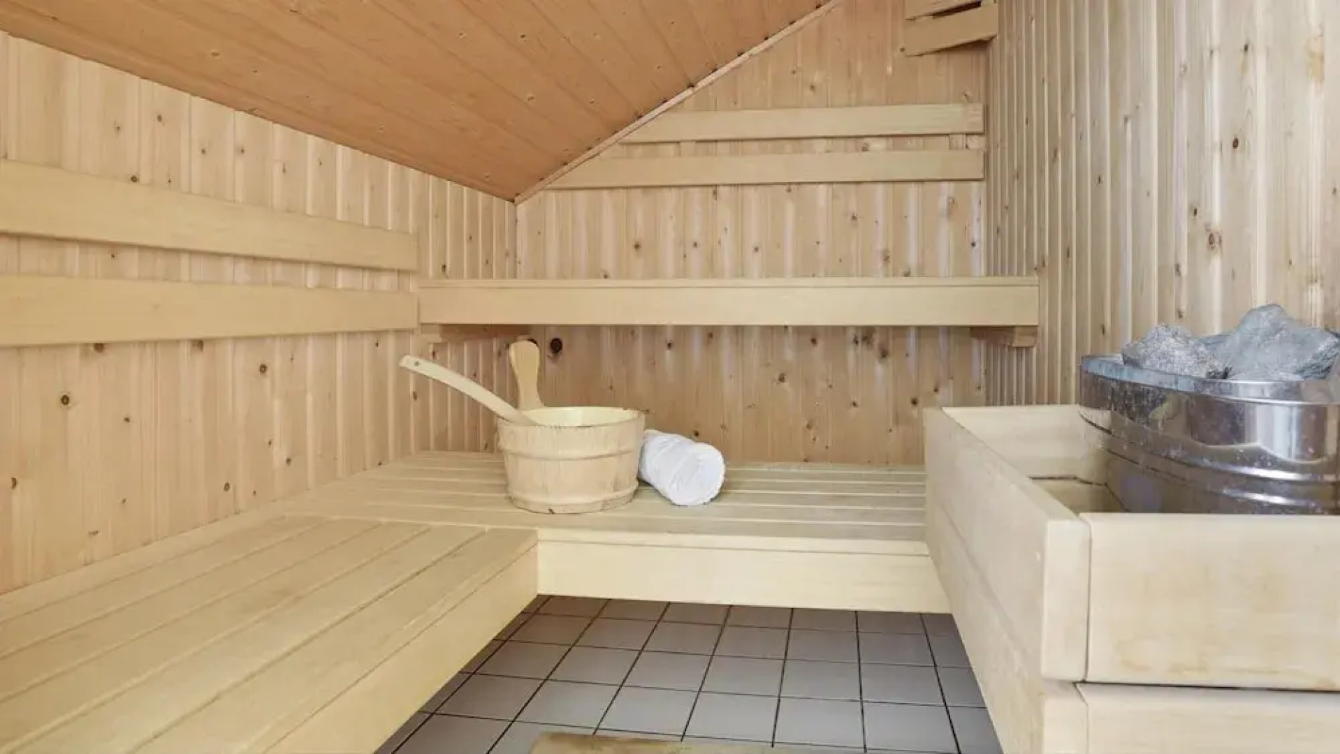 Bungalow in South Holland With Private Jetty