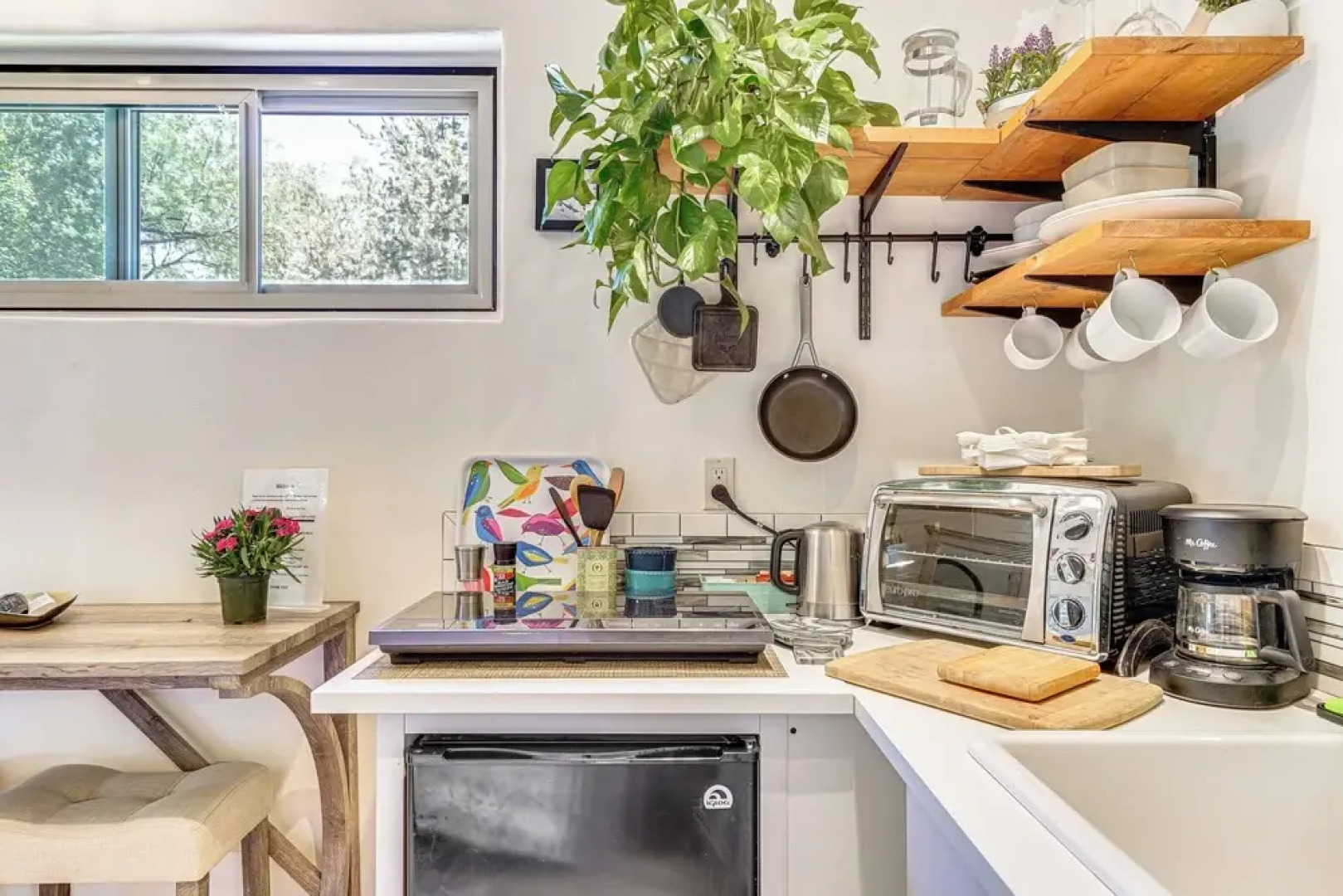 Casa Paloma Studio: Artsy & Airy w/ Hot Tub Access