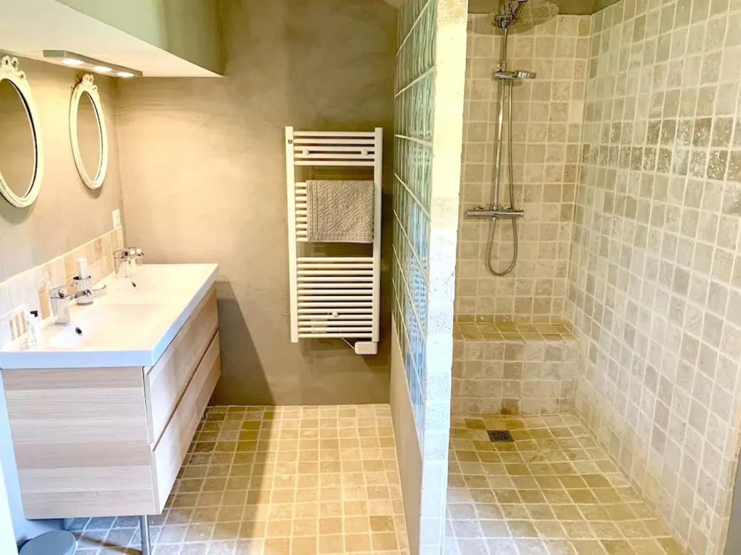 House With 3 Bedrooms in Roussillon, With Wonderful Mountain View, Shared Pool, Enclosed Garden