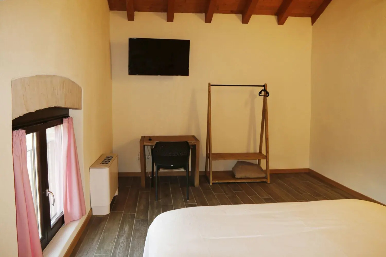 Smart Rooms & Restaurant