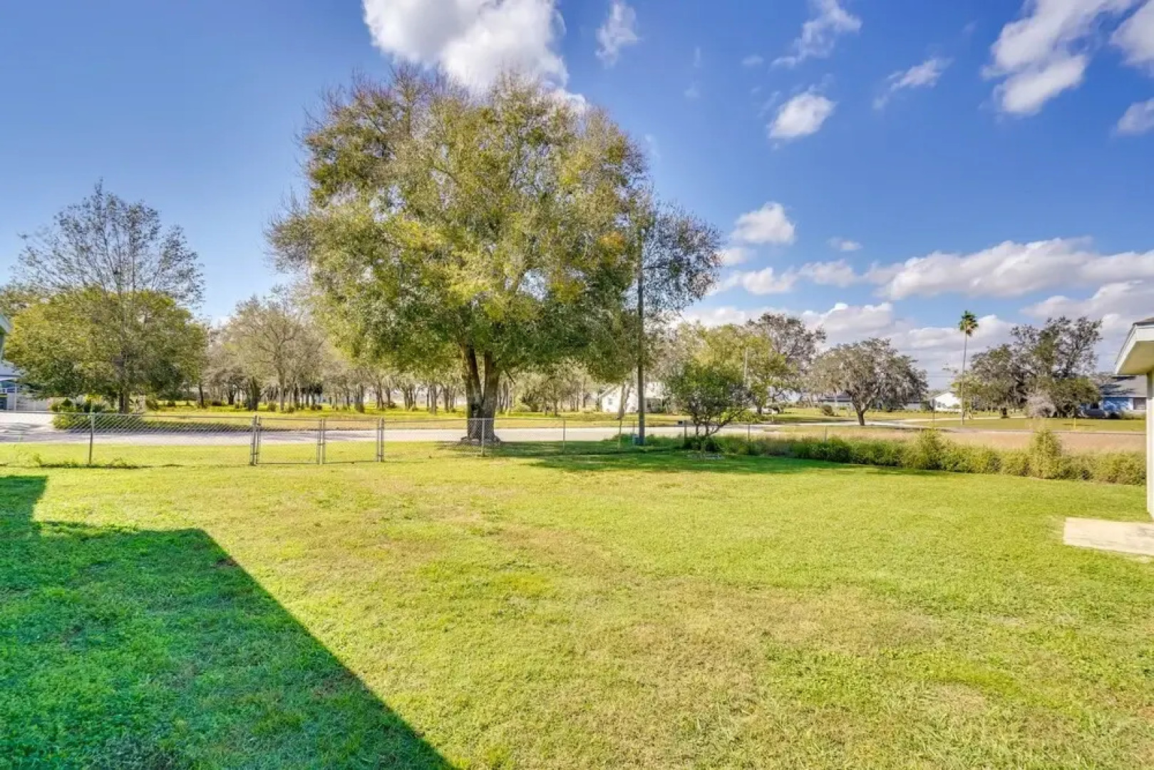Walk to Lake: Home w/ Screened Porch in Sebring!