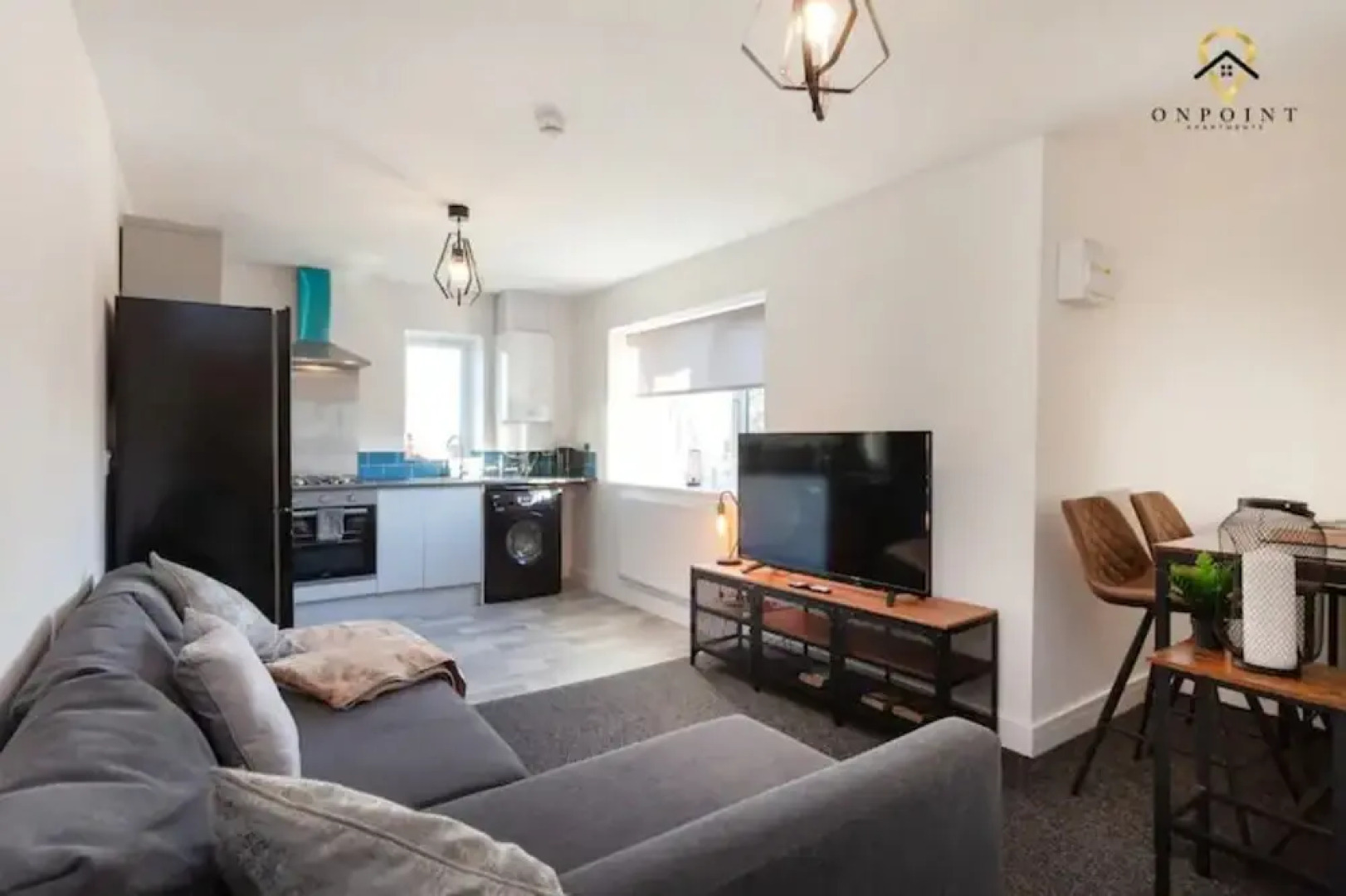 Modern 3-Storey Apartment & Free Parking