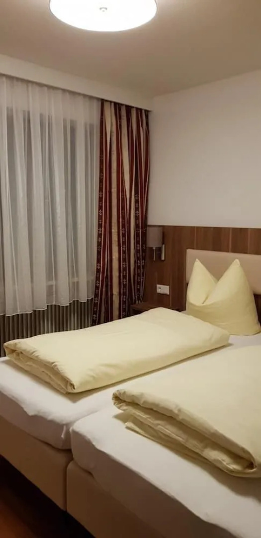 Tiroler Landgasthaus Besenkammerl