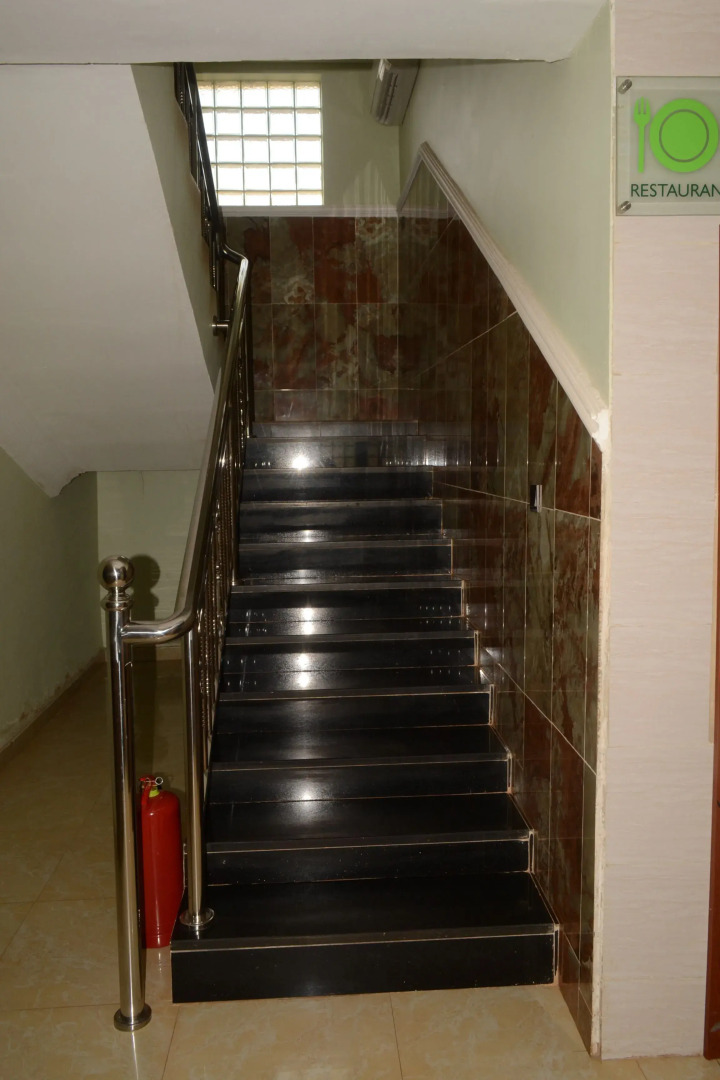 Nue-Crest Hotels And Suites