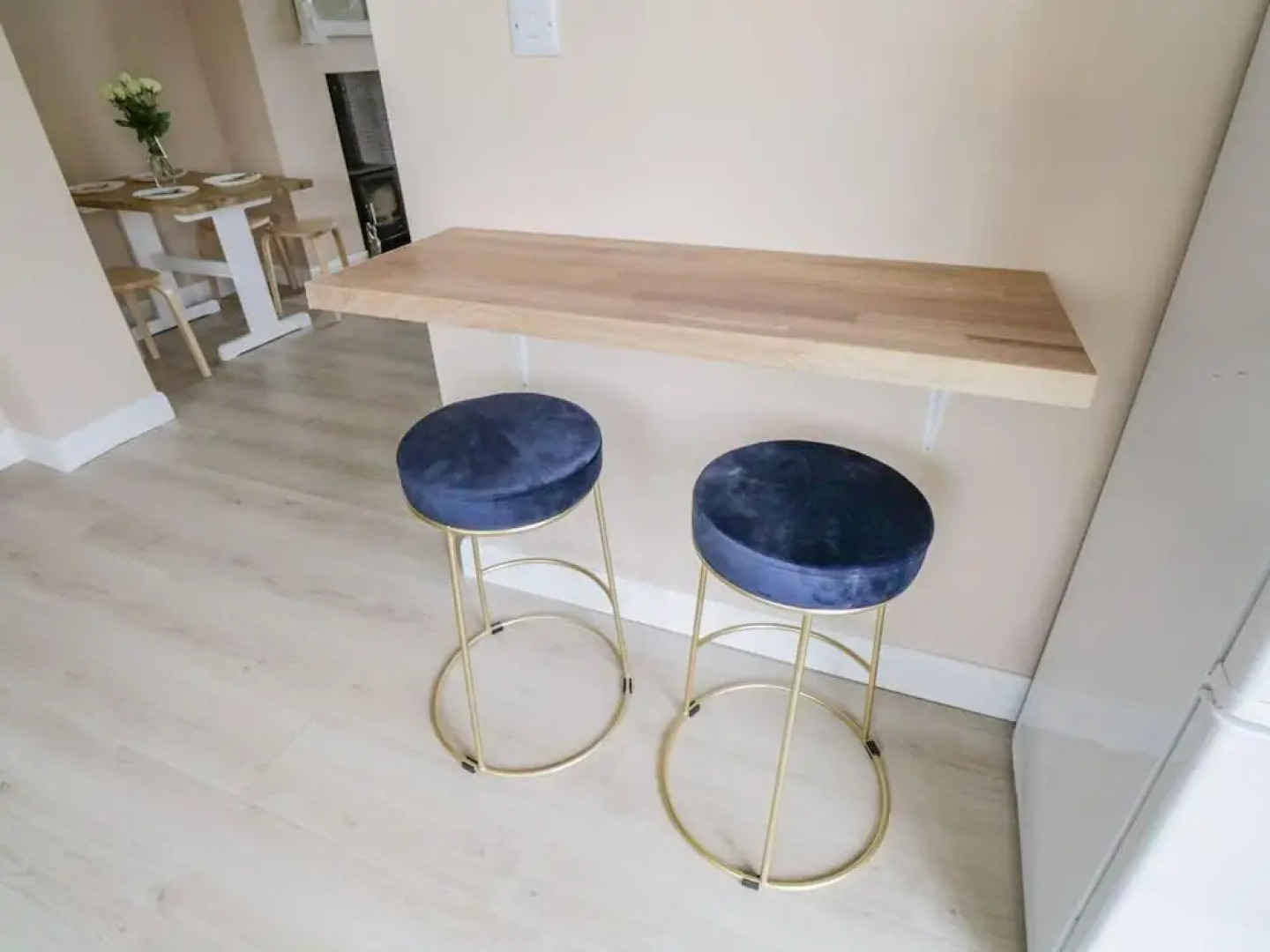 Beautiful Cottage With Gardens, Patio & Fireplace