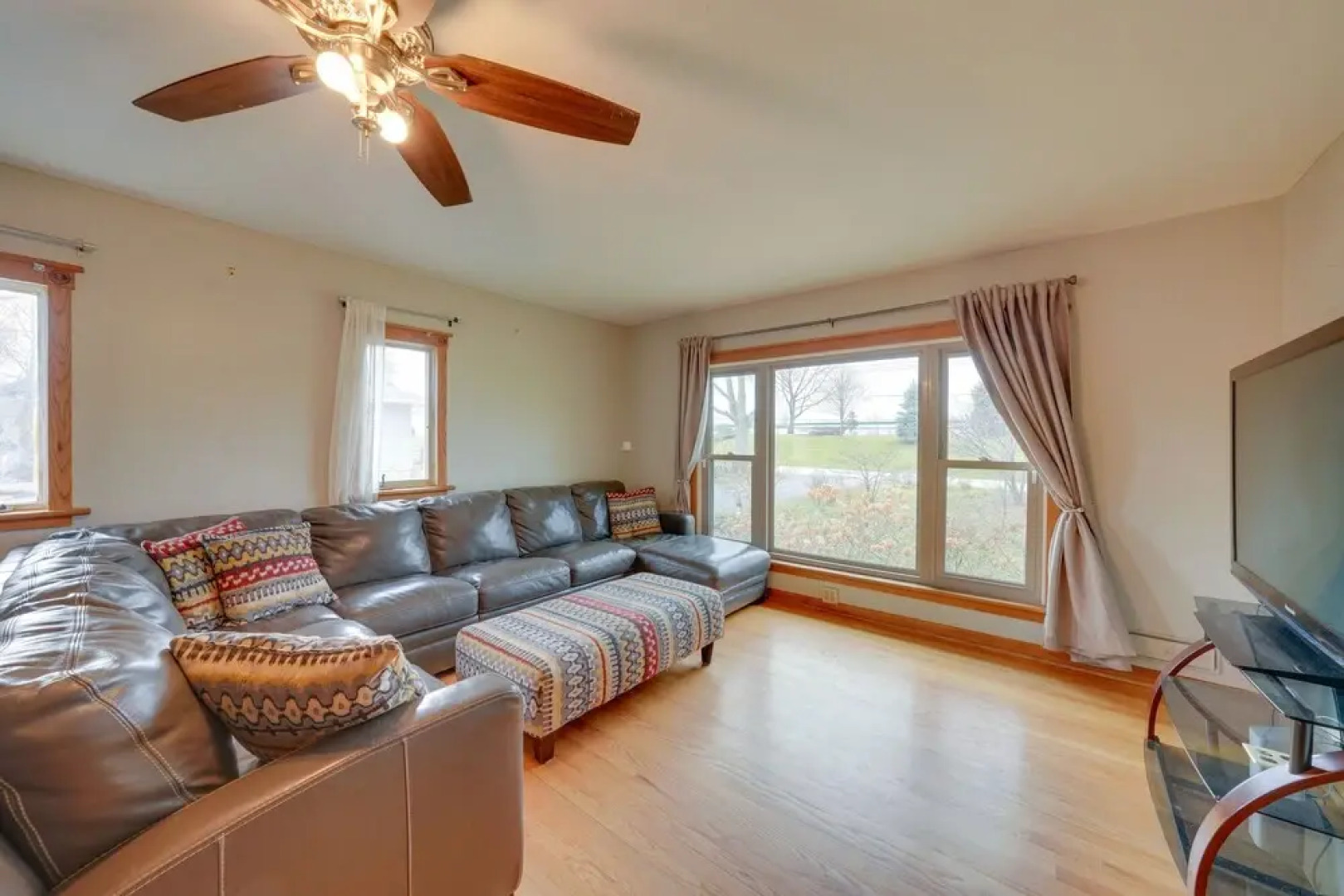 Cozy Lisle Home w/ Fenced Backyard: Pets Welcome!