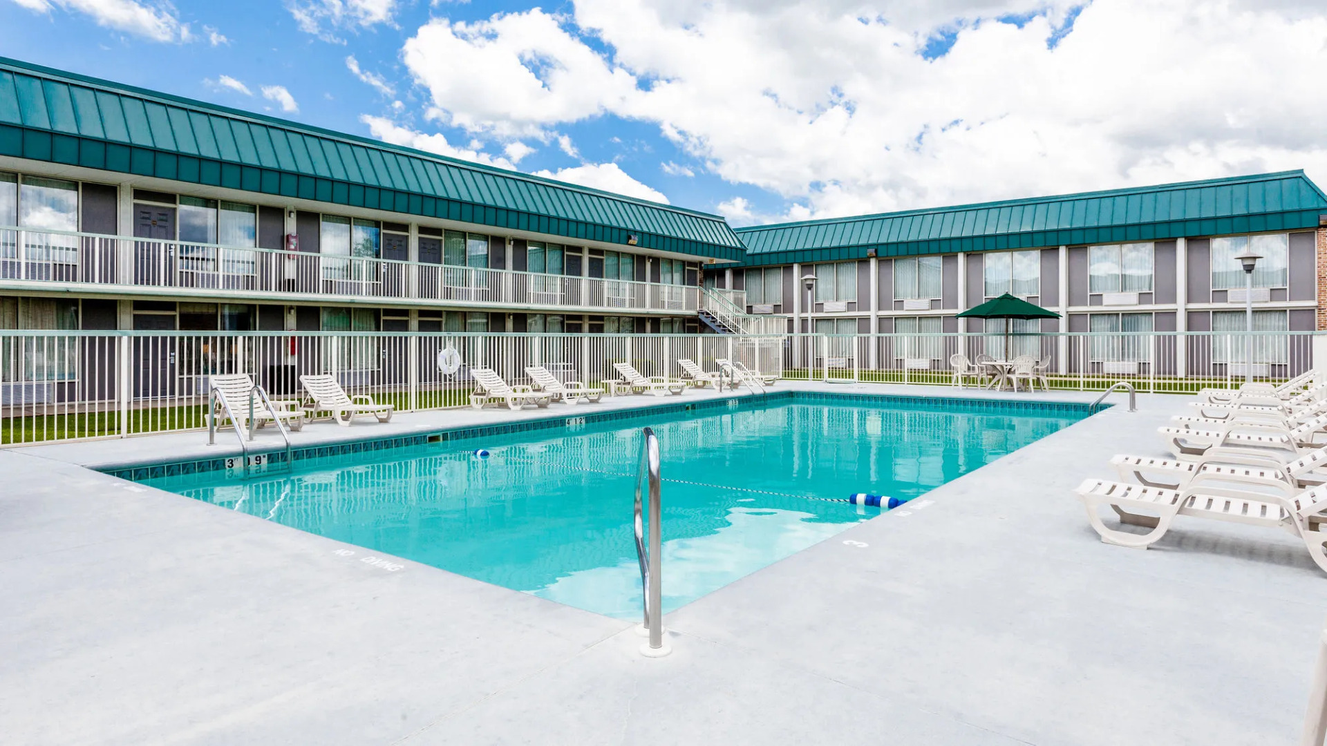 Red Roof Inn & Suites DeKalb