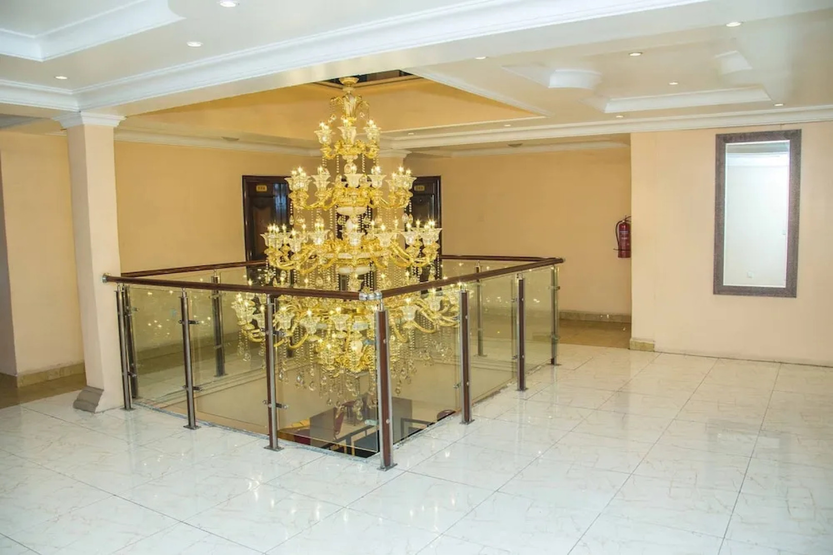 Royal Crest Hotel & Suites