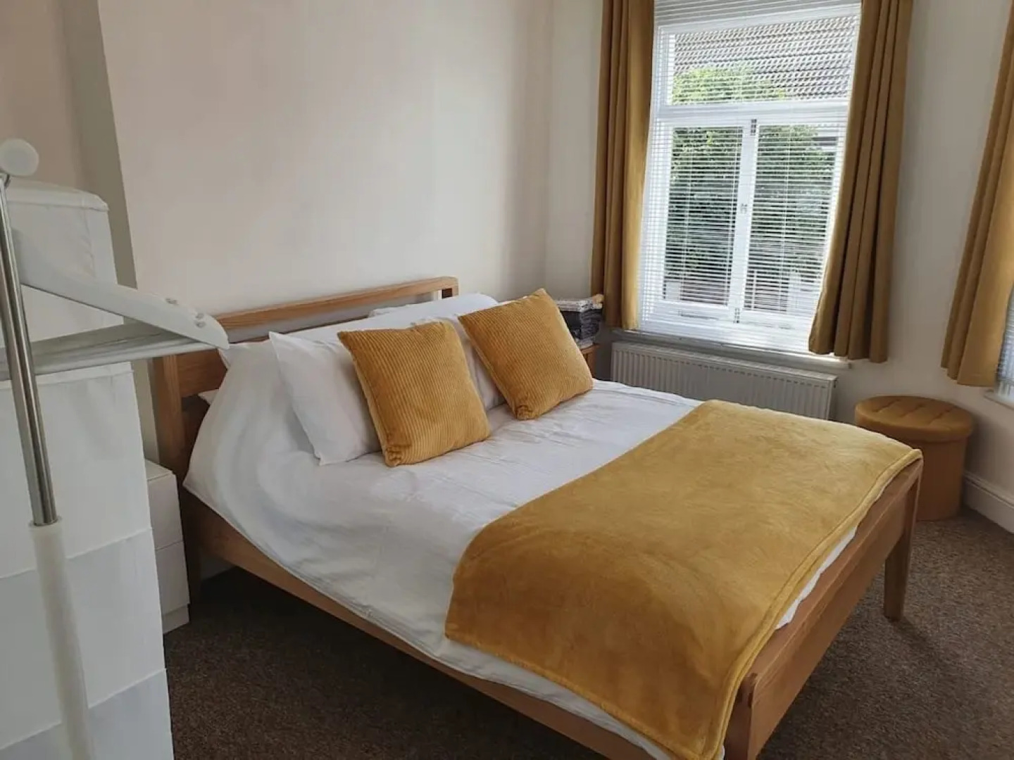 One Bedroom Flat, Sleeps 4, Balcony & Free Parking