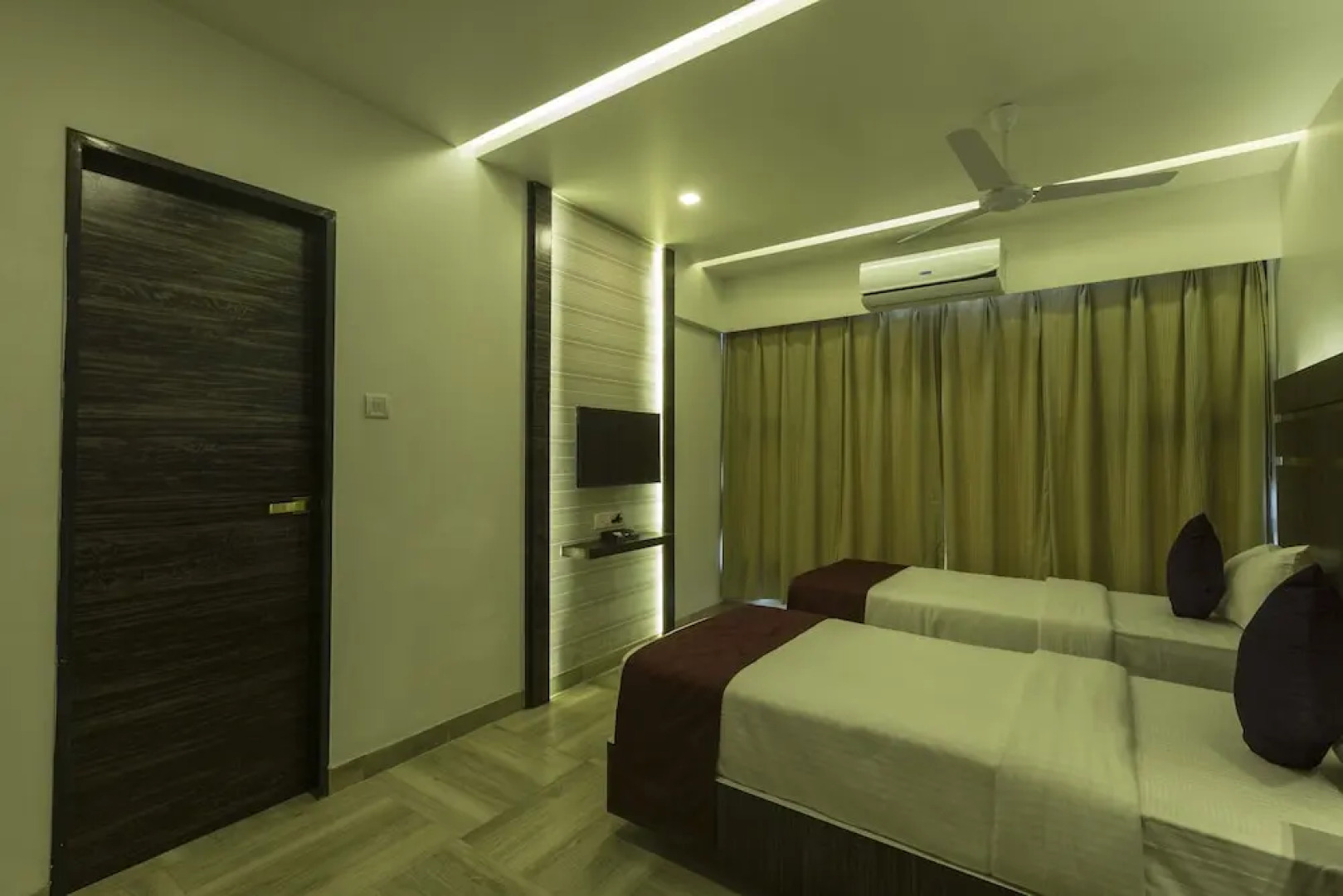 Treebo Tryst Crown Inn