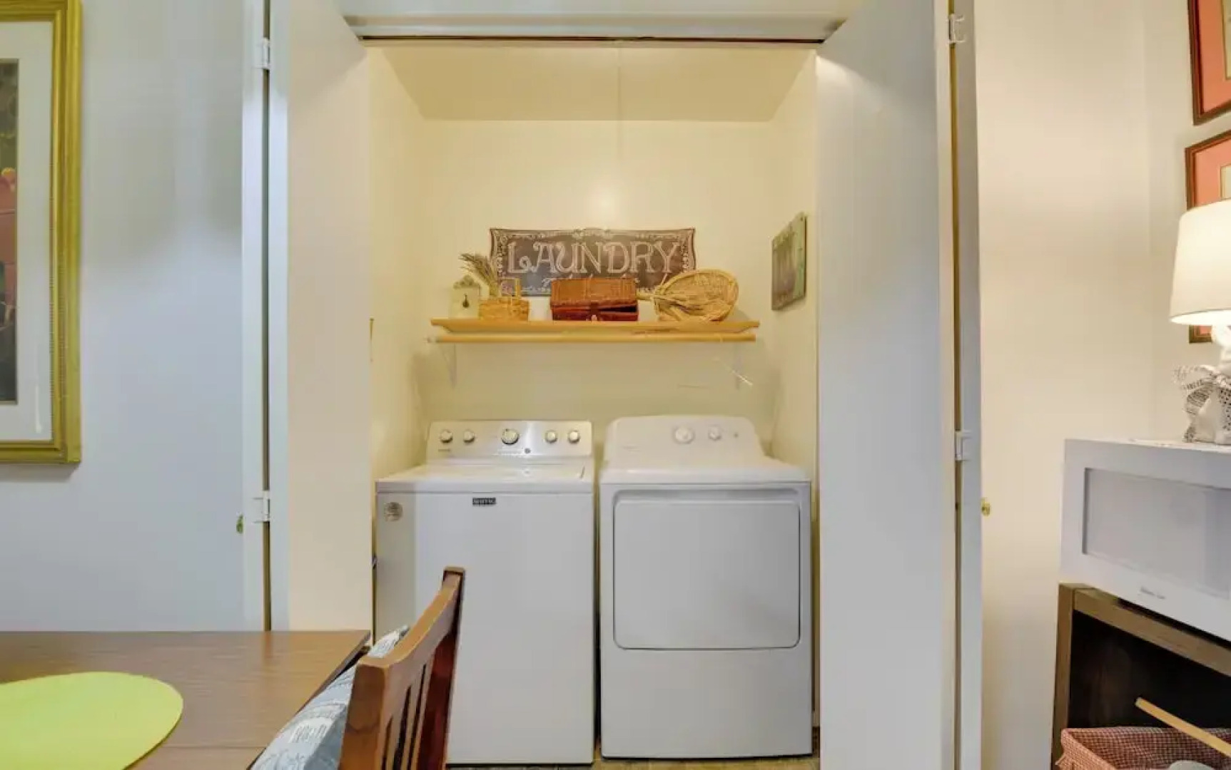 Bright Springfield Home: Walk to Nature Center!