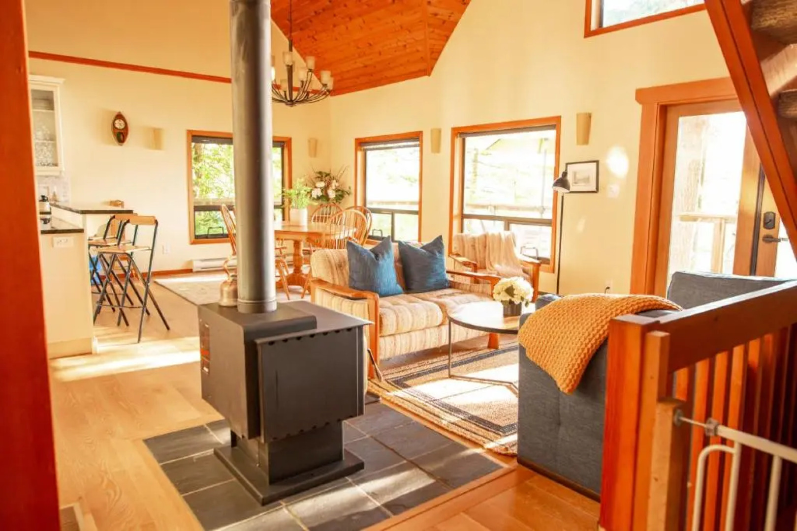 The Overlook, Luxury Lakeside Home with Dock