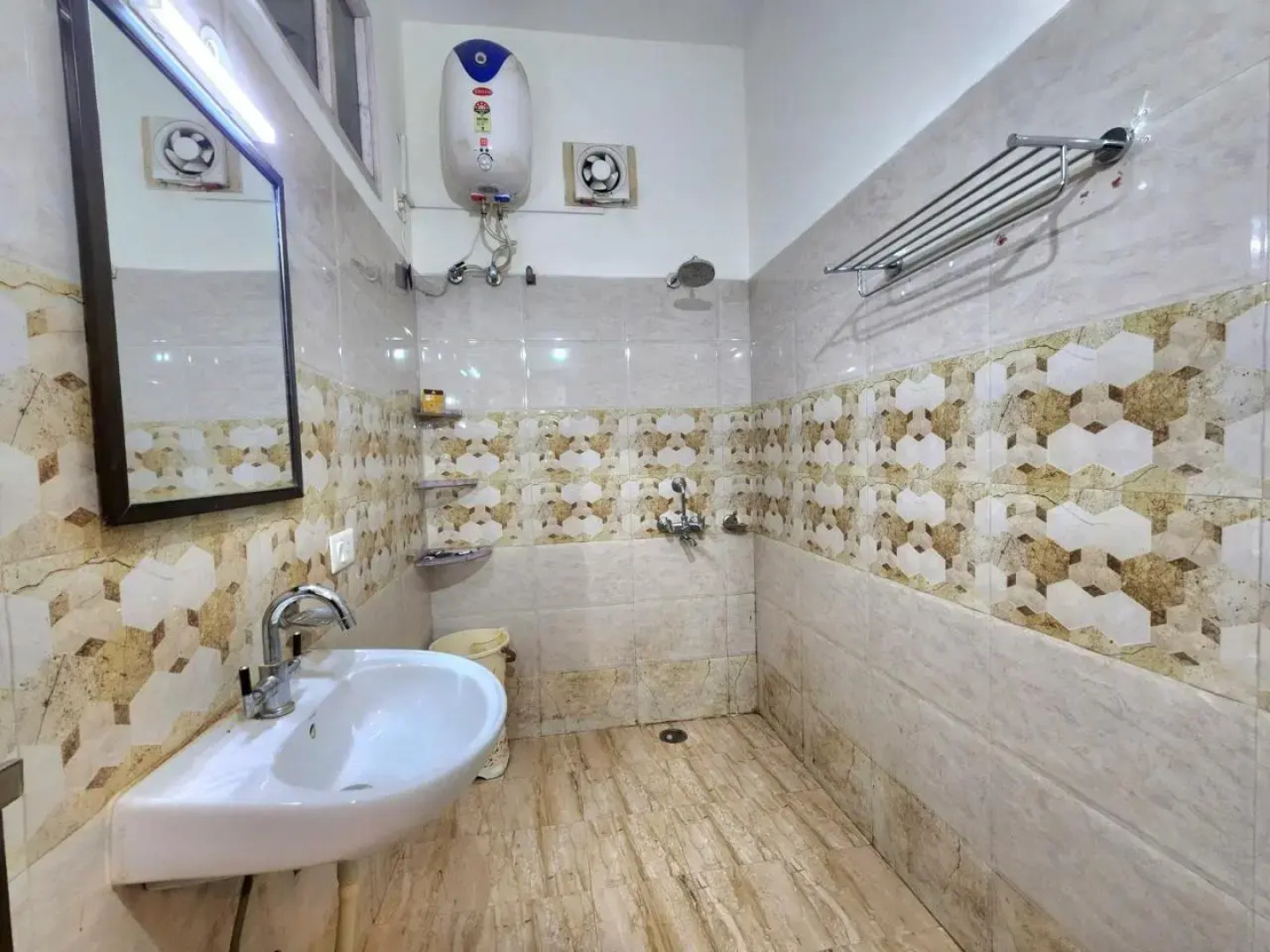 OYO 27648 Kasauli Greens