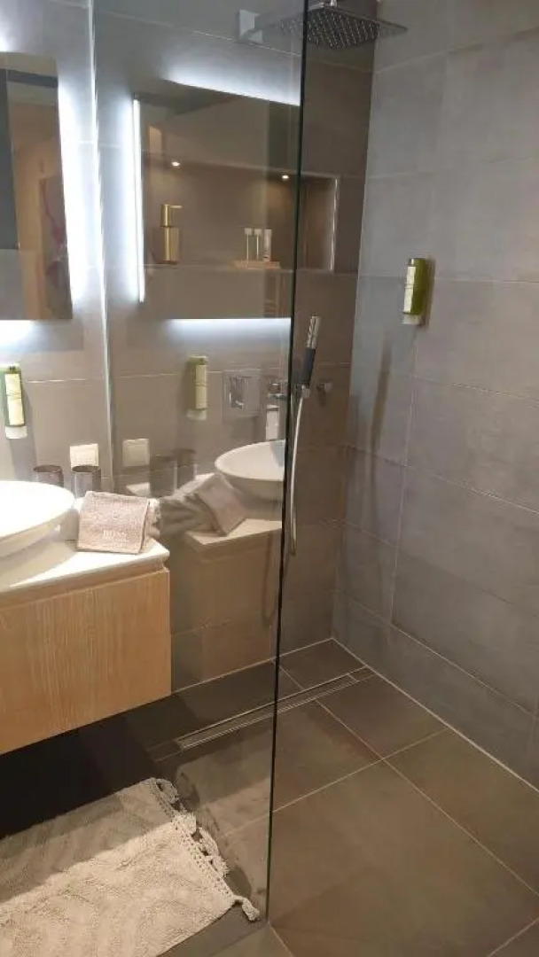 Maurers Schlierseetraum 6, Studio 455 mit 42 qm neu renoviert, Erdgeschoss mit eingezäunter Terrasse in ruhiger Lage am Kirchbichlweg 8