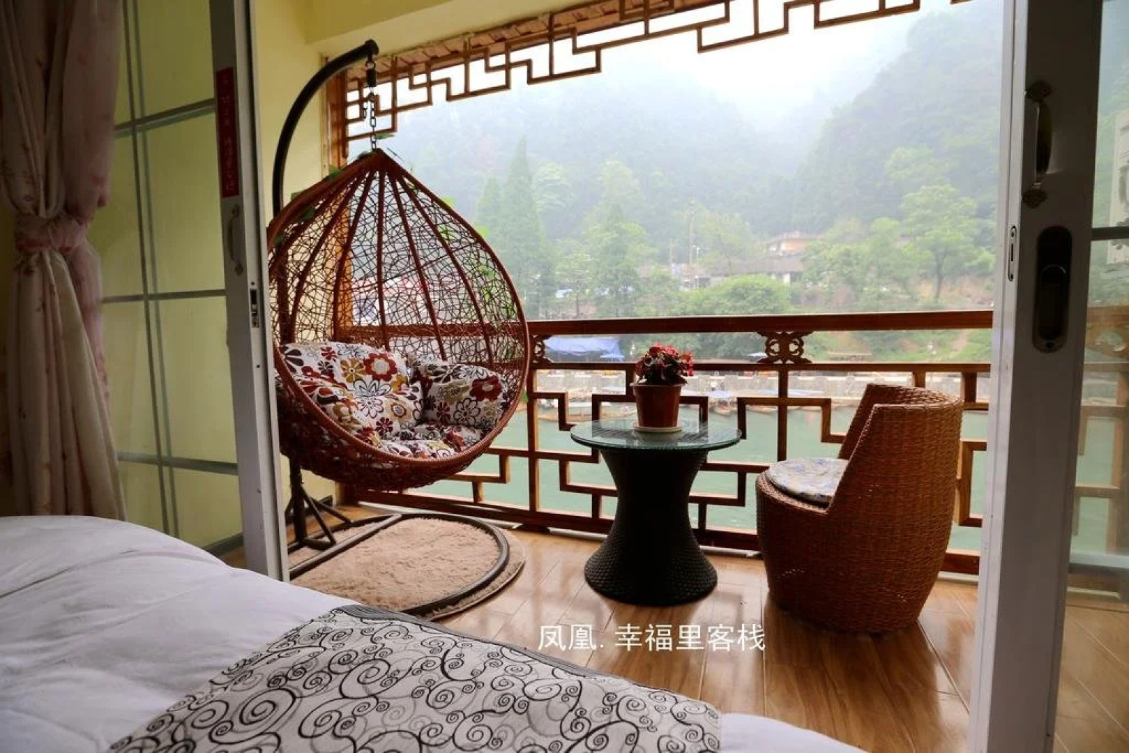 Fenghuang Happy Hotel
