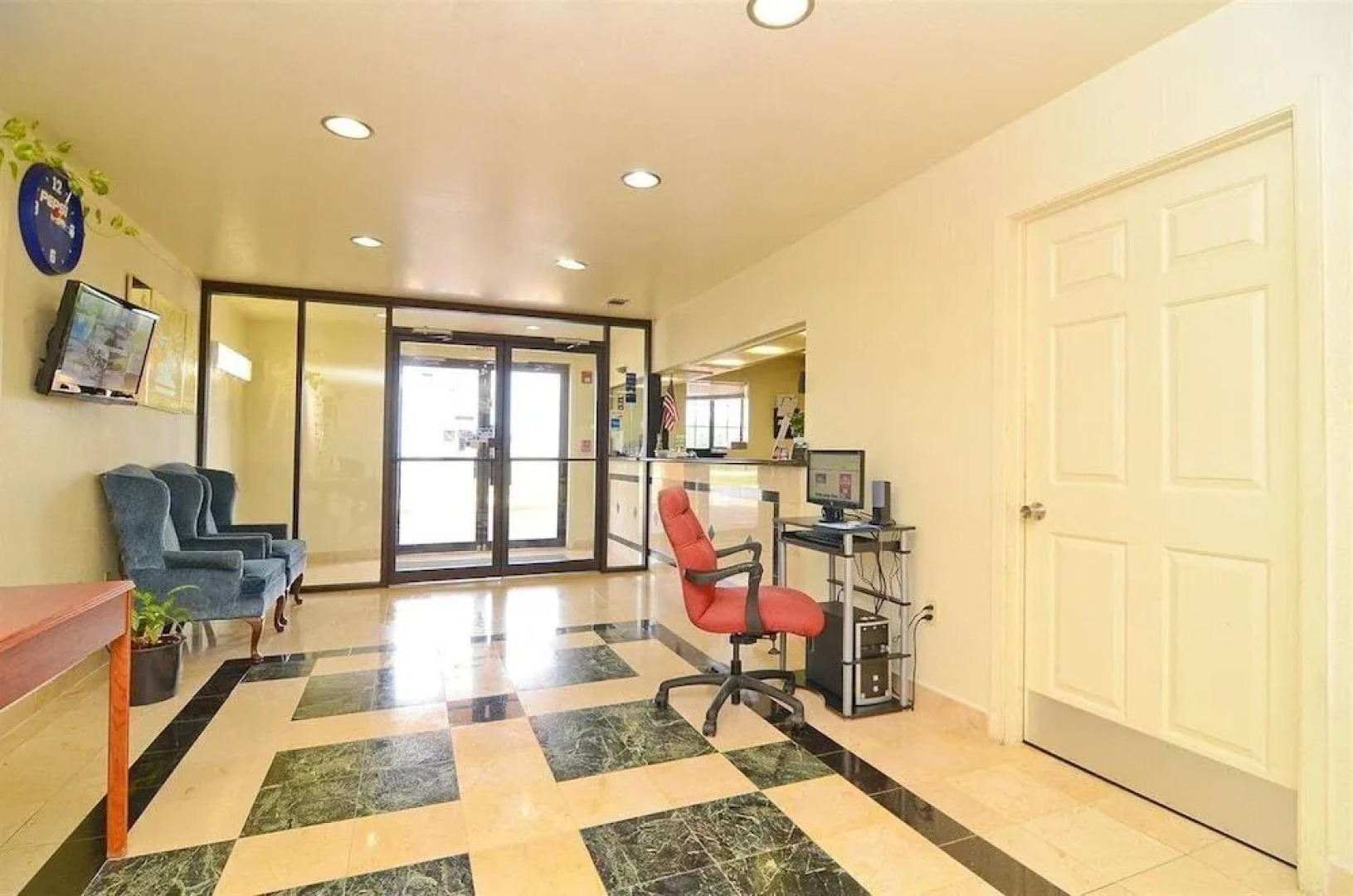 Pine Point Inn & Suites