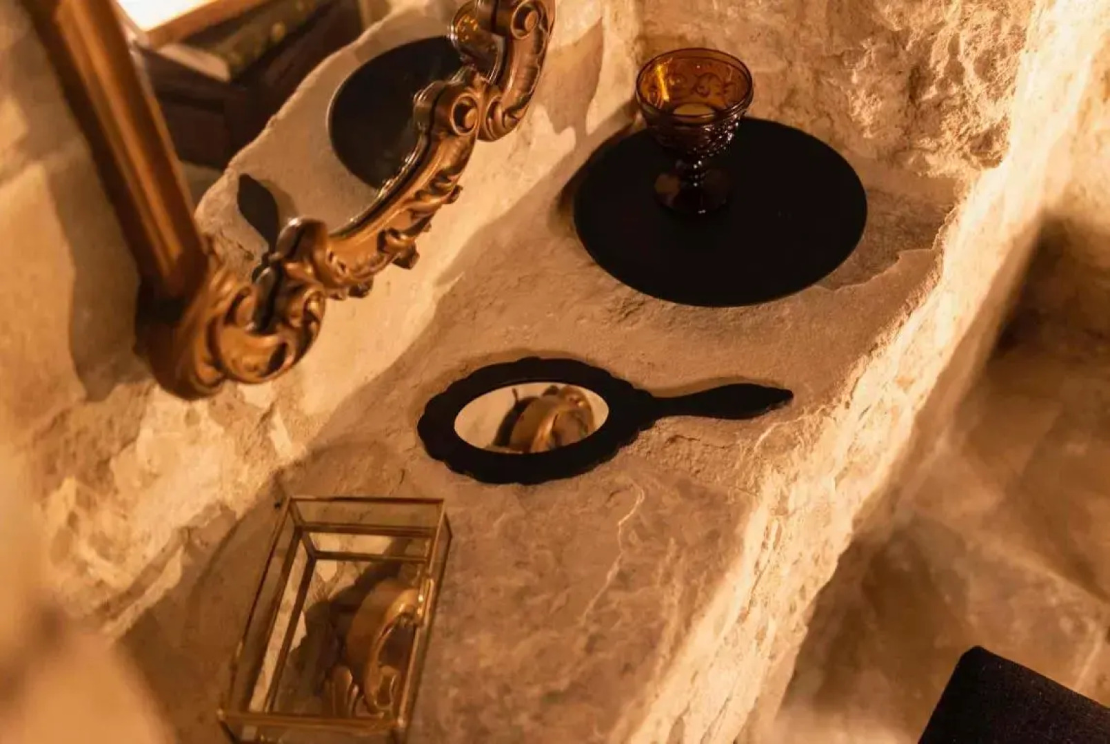 Oinou Strata - Adults Only