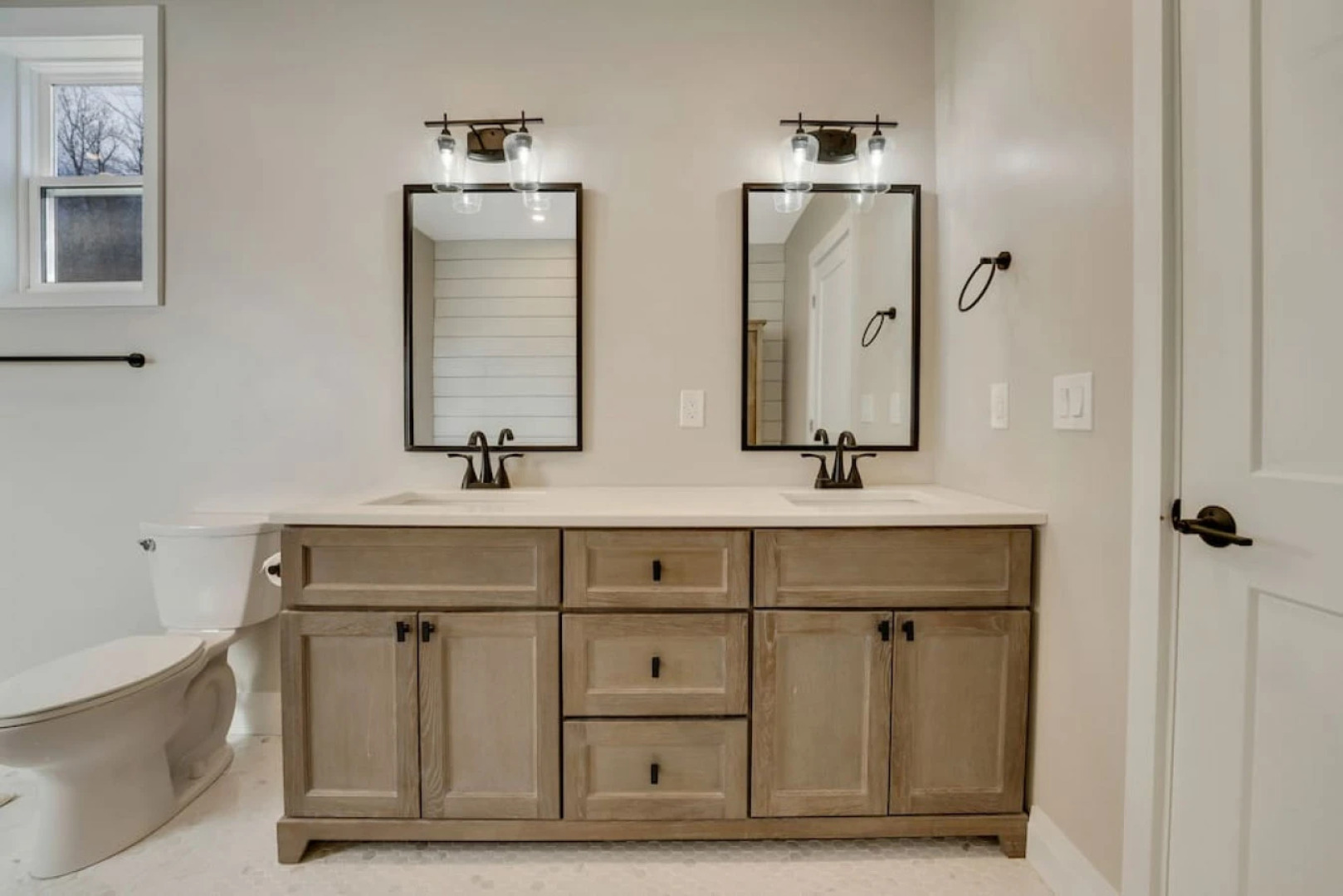 Luxury Cottage overlooking Wollaston Lake-Hot tub