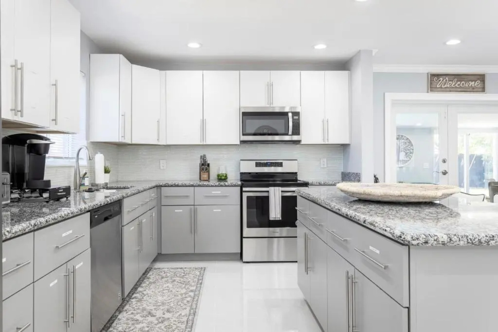 Amazing! 3br 2ba Sofa Bed, Near Beach, Heated Pool, Full Kitchen, WiFI, Patio, BBQ, Private Yard, Peaceful Neighborhood