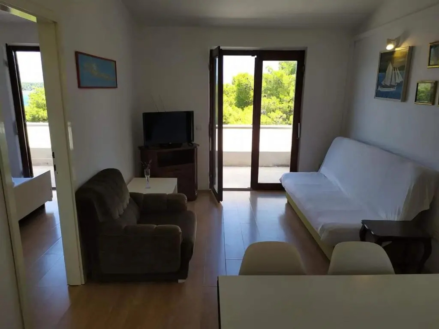 Apartments 1st line to sea and beach,quiet area,private parking,terrace with sea view