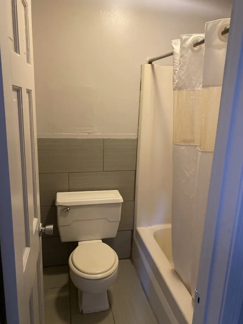 Colonial Manor Motel