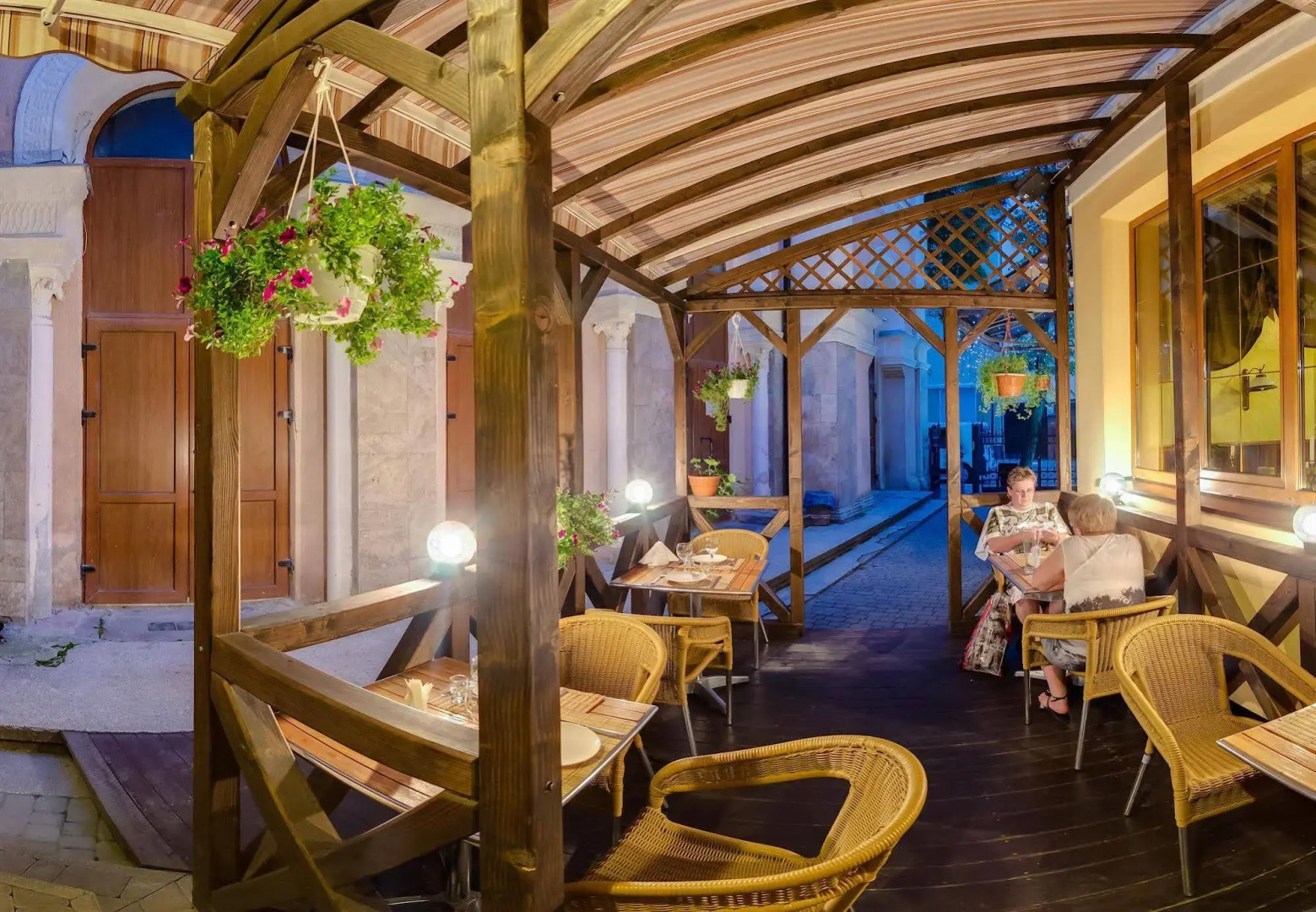 Под Темплем Отель