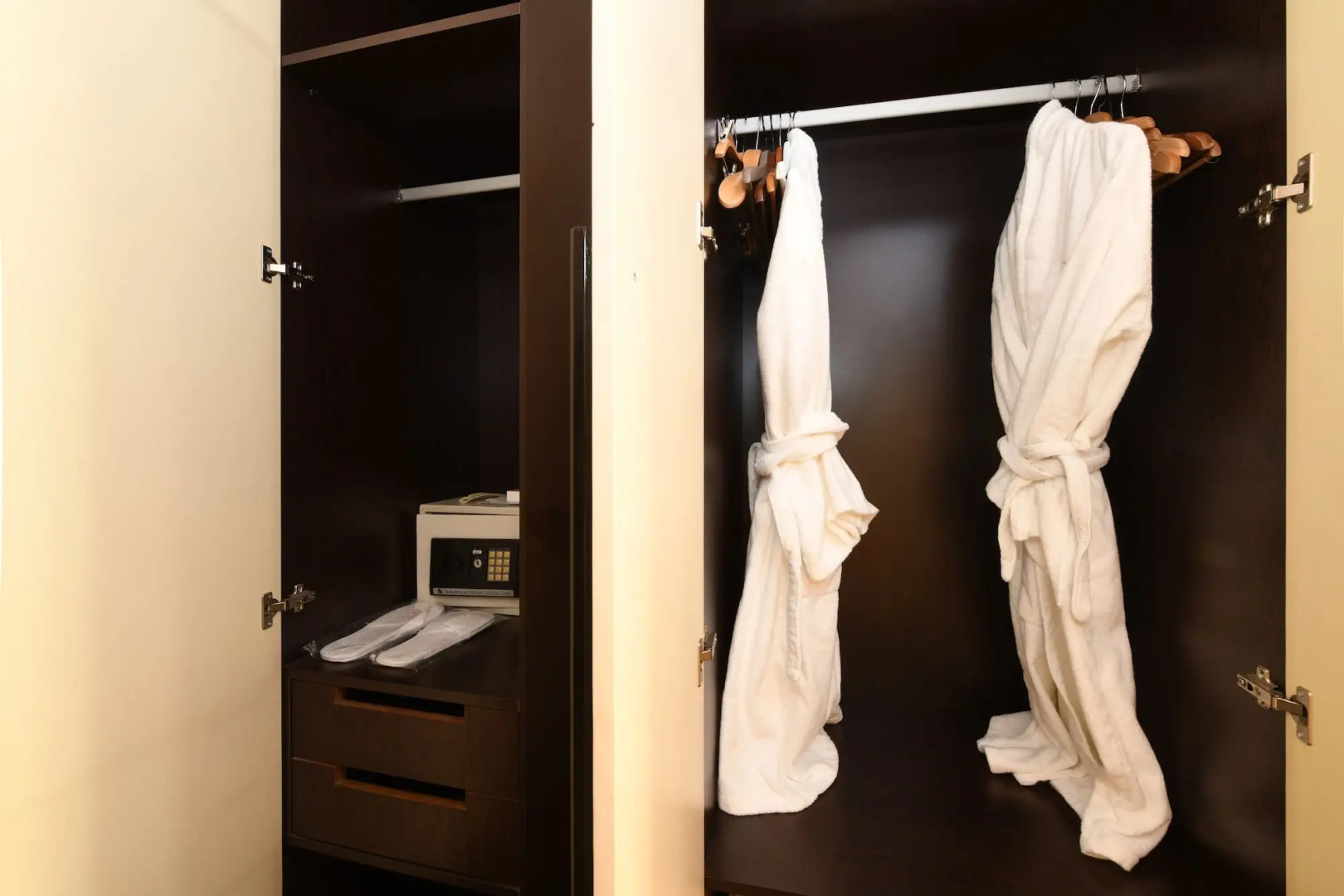 Отель Ansen Suites