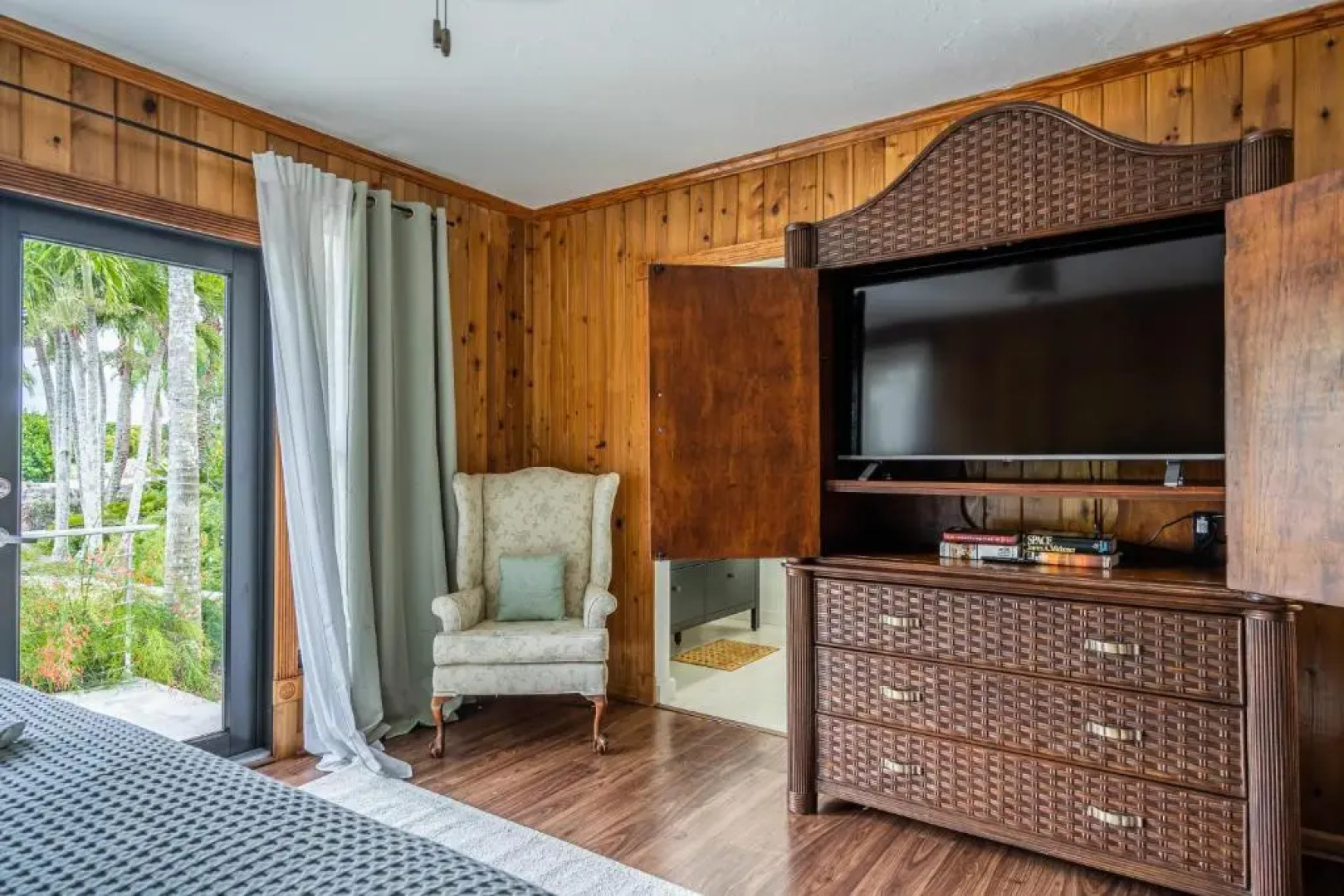 Unique Farmhouse Oasis - Pool Game Room and Pond