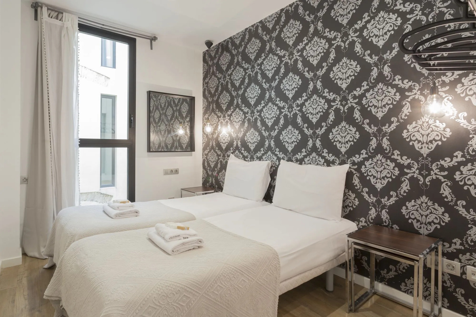 Liceu Apartments by gaiarooms