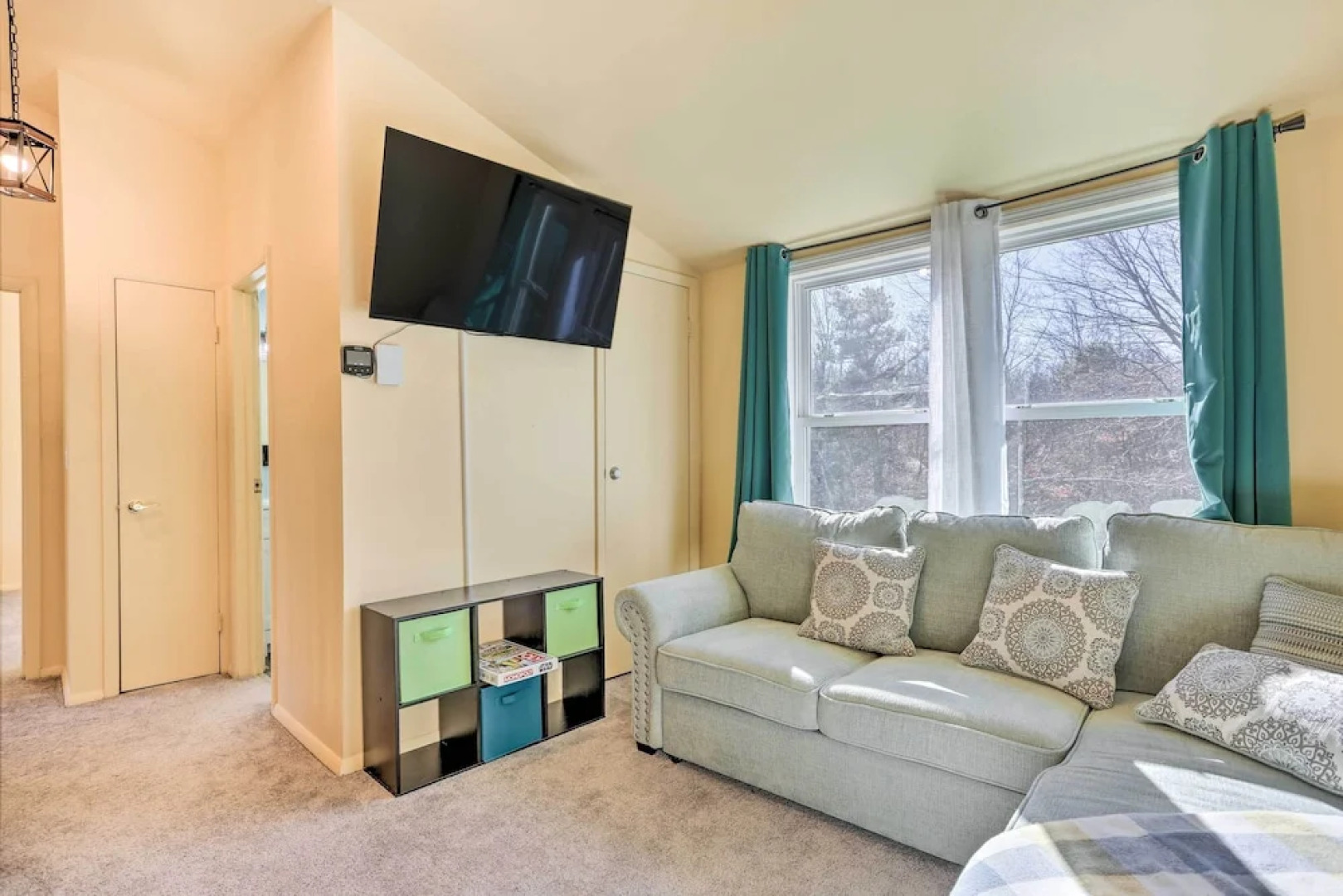 Cozy House: Surrounded by Community Lakes!