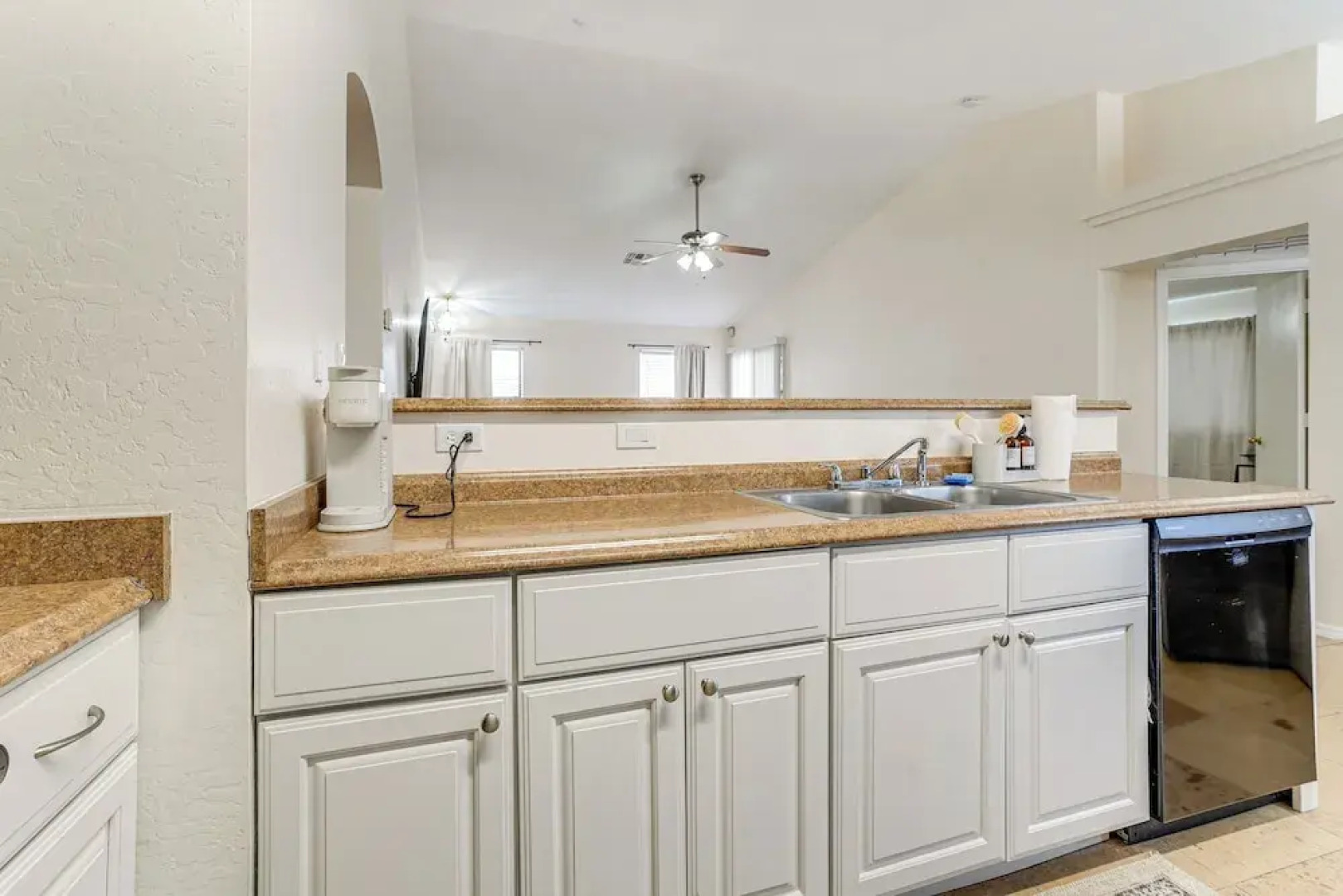 6 Mi to State Farm Stadium: Avondale Family Home!