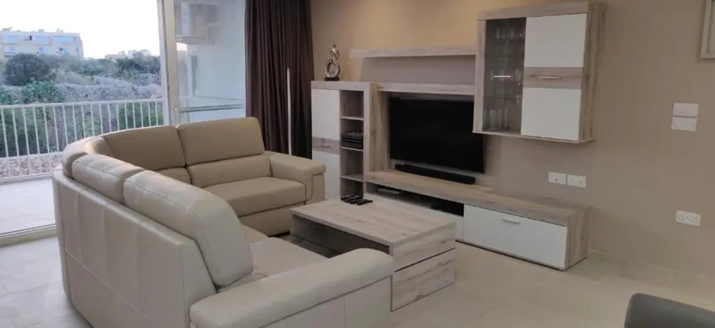 Wileg 4B Luxury Two Bedroom Apartment with Shared Swimming Pool.