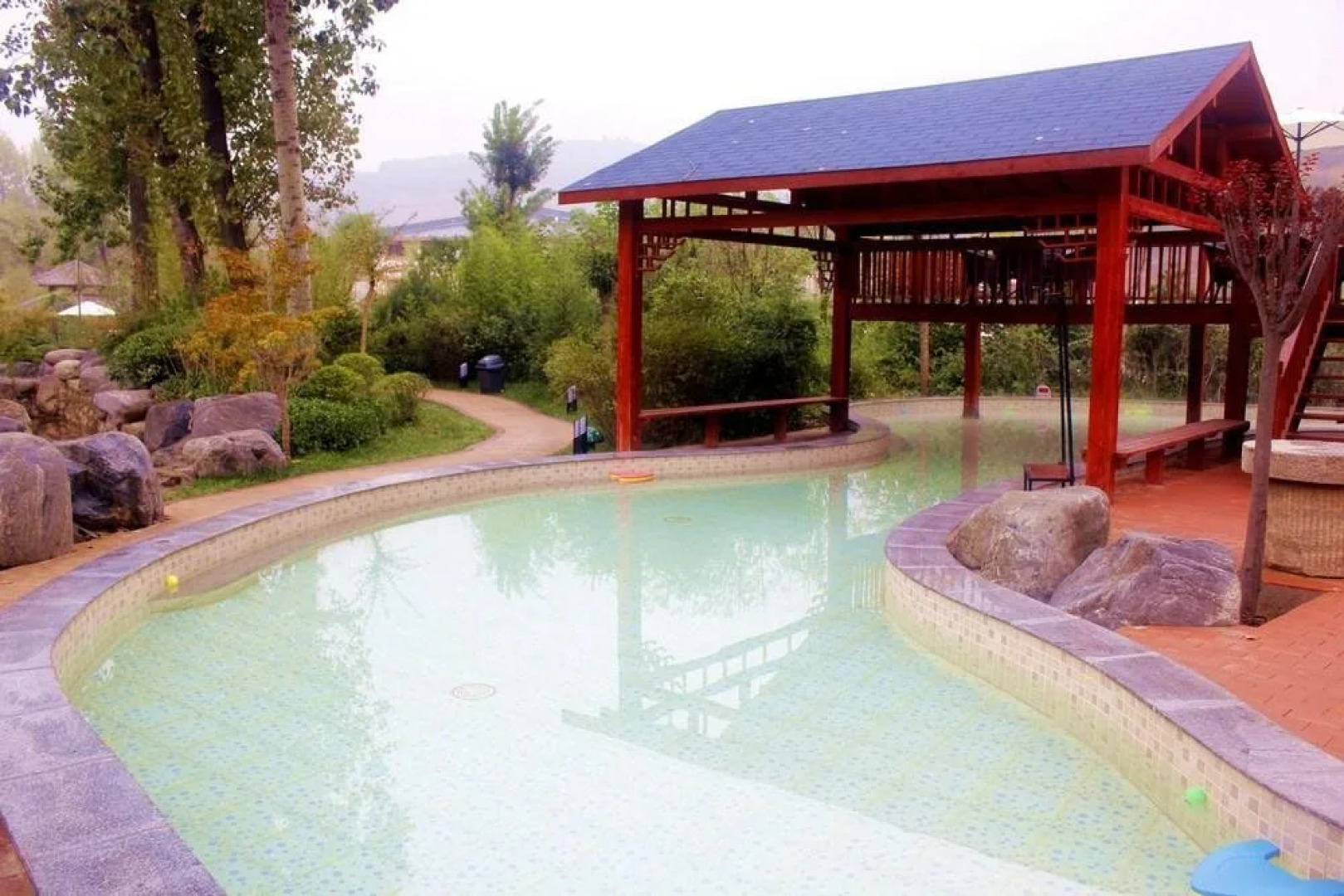 Shengtang Yishe Hot Spring Resort Hotel