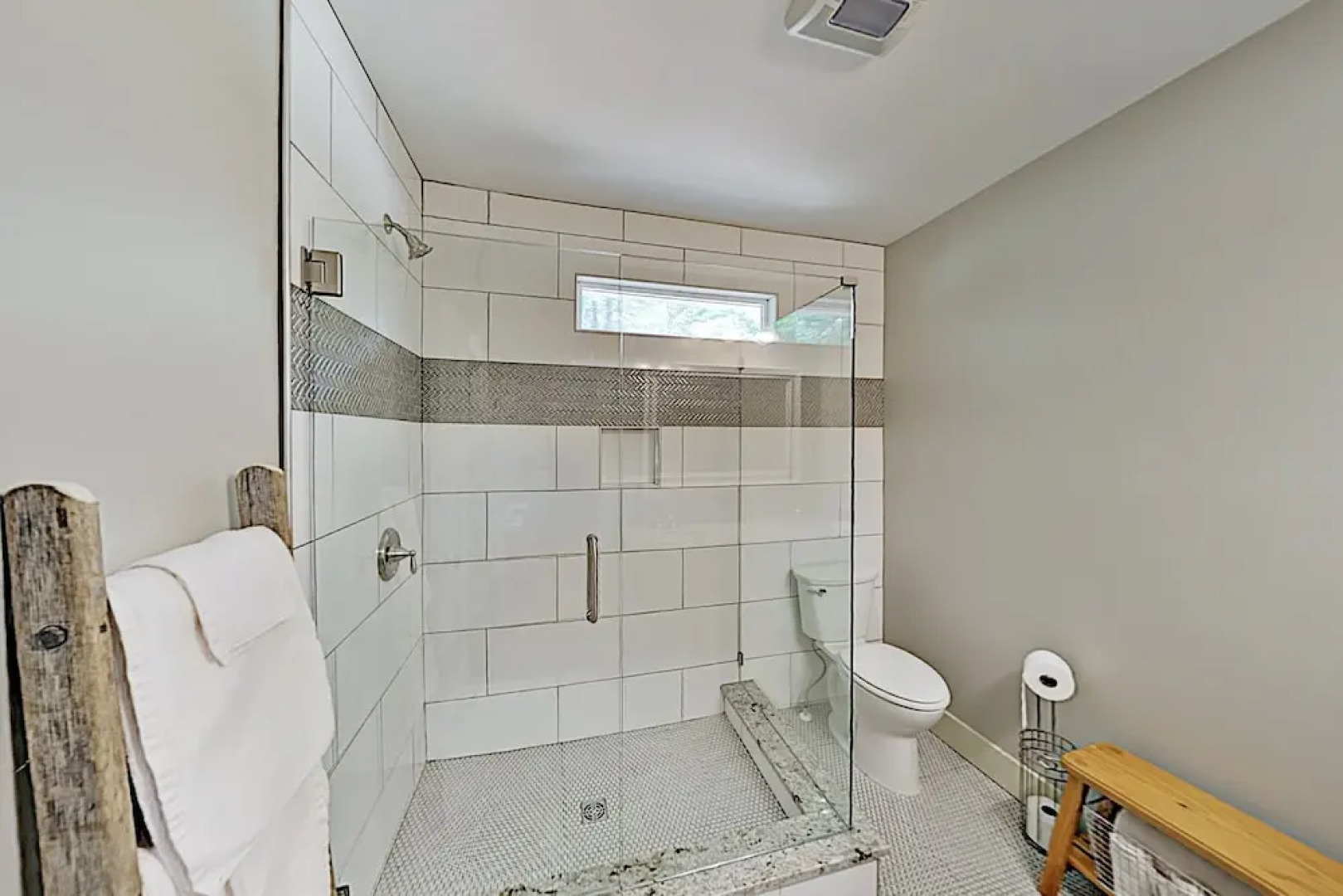 Charming Getaway W/ Luxe Interior & Screened Patio 2 Bedroom Cottage