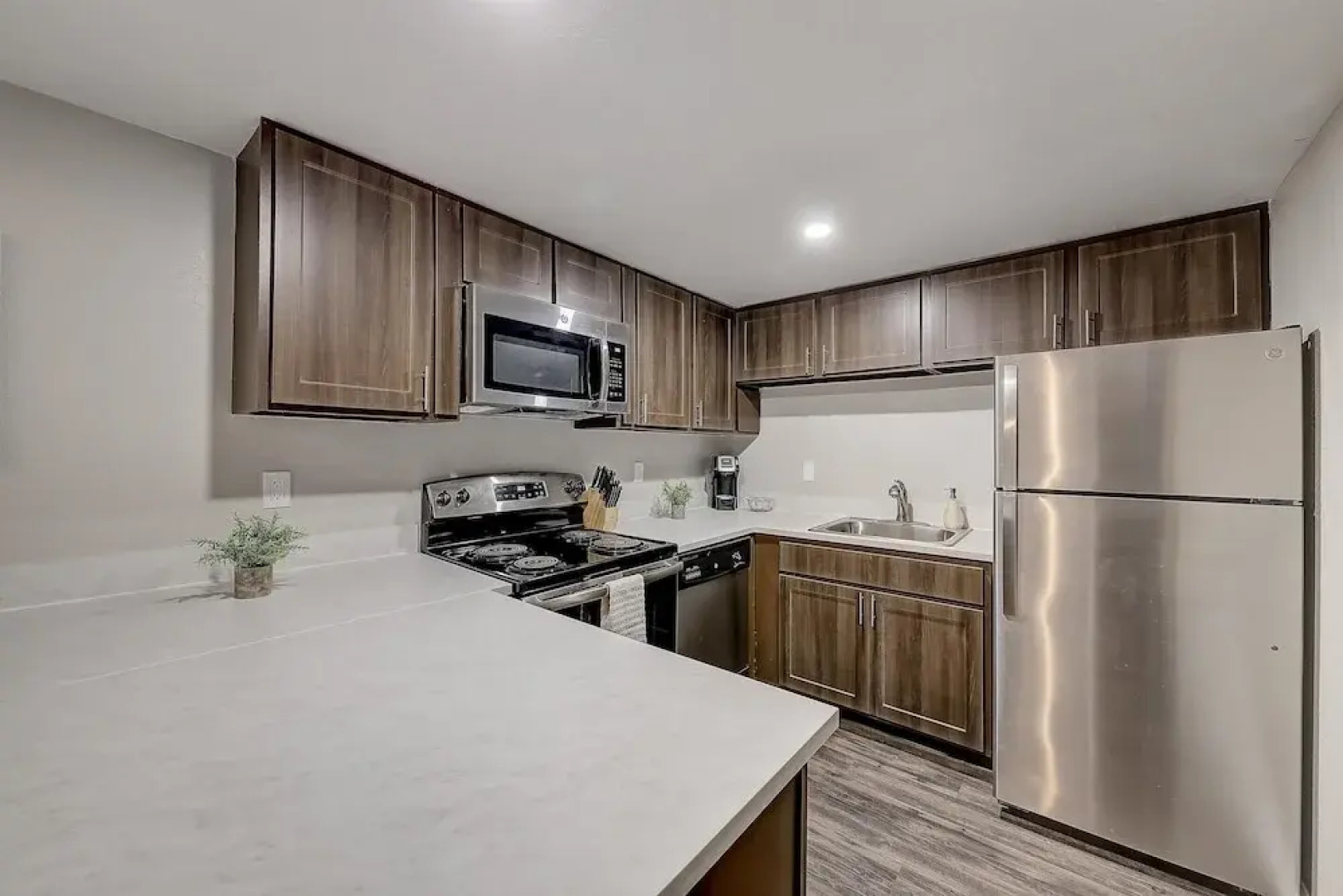 FRONTDESK Castle Point Apts Georgetown South Bend