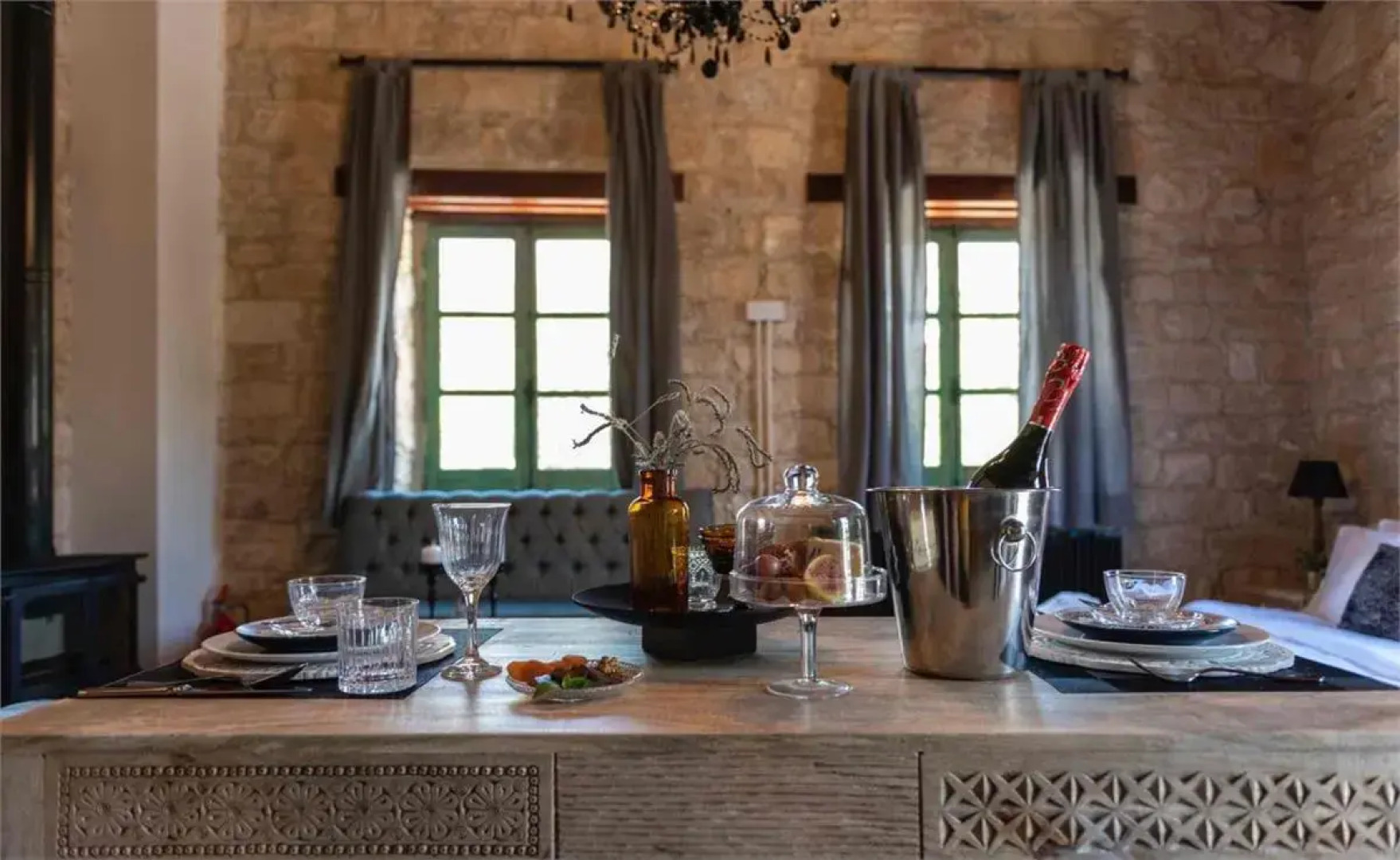 Oinou Strata - Adults Only