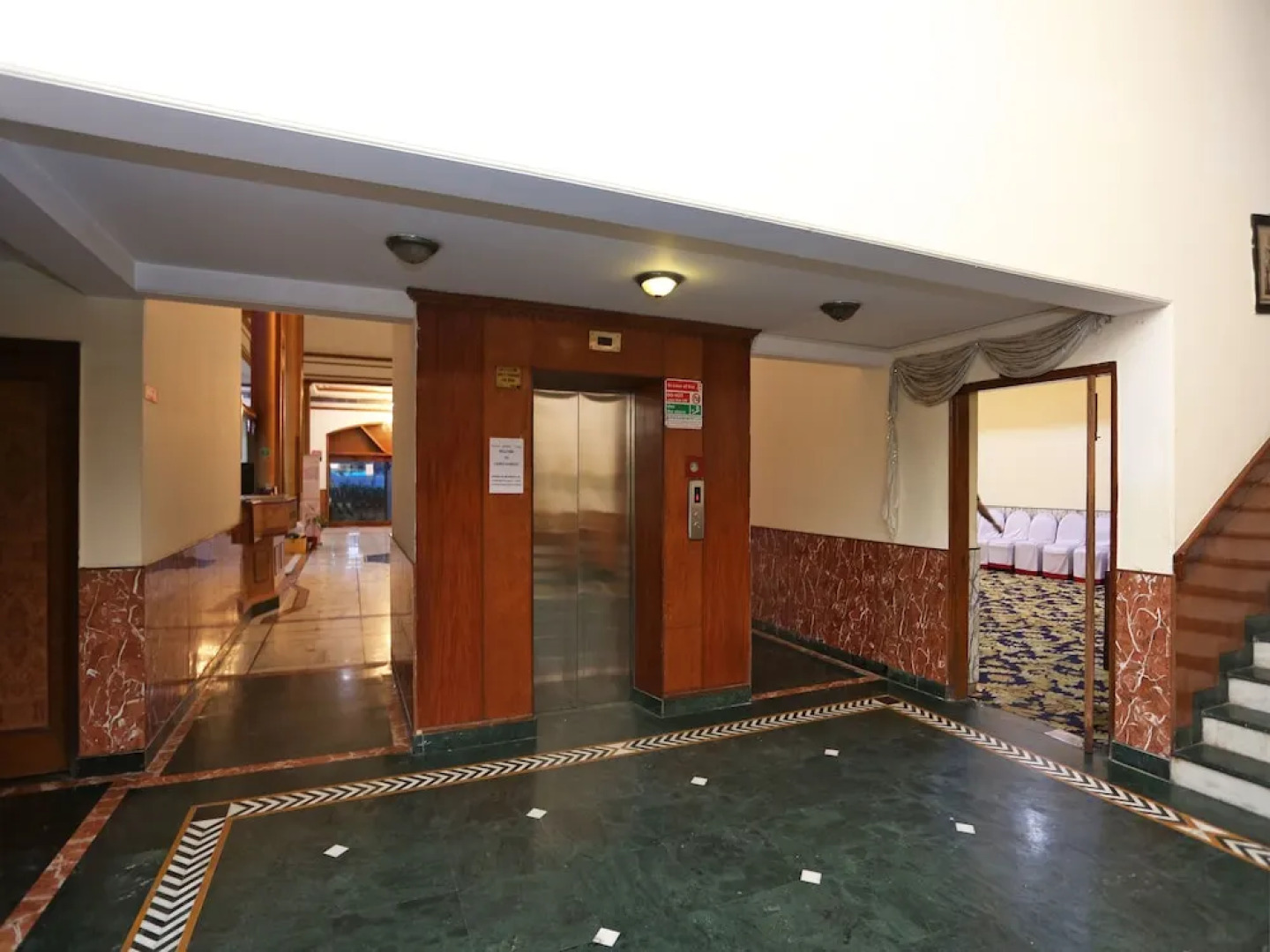 OYO 16125 Eiffel Grand Hotel