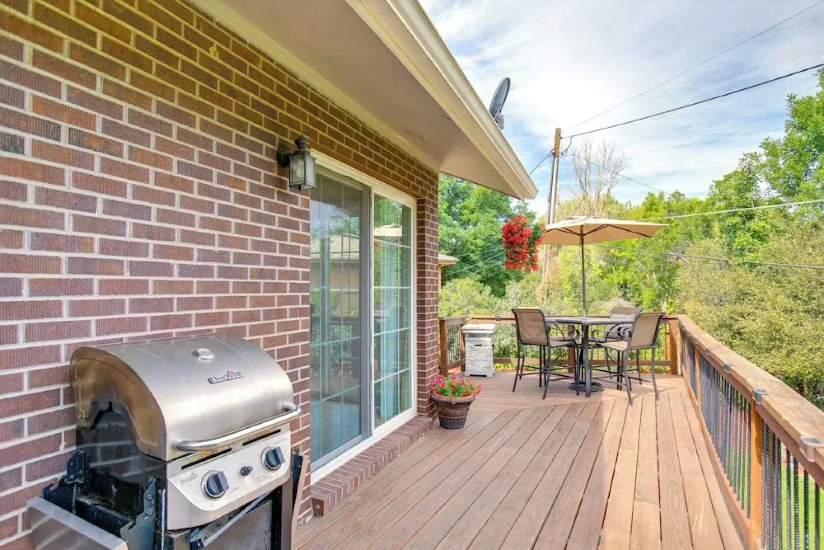 Modern Creekside Home: 9 Mi to Downtown Denver