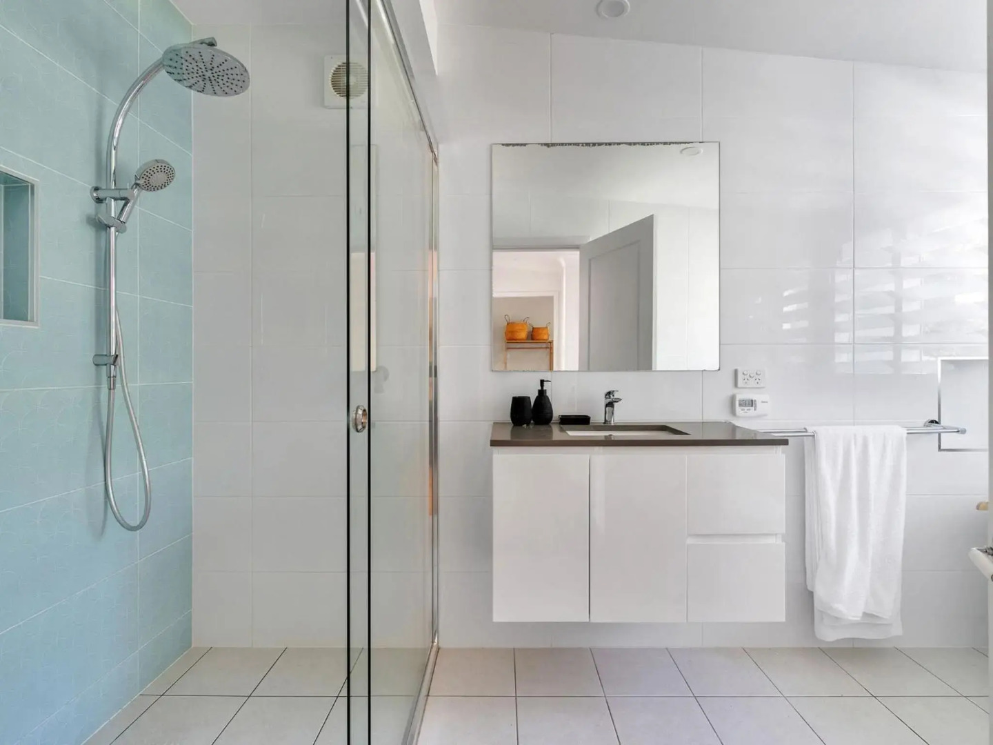 THE GREEN WHALER Hyams Beach 4pm Check Out Sundays except Peak season