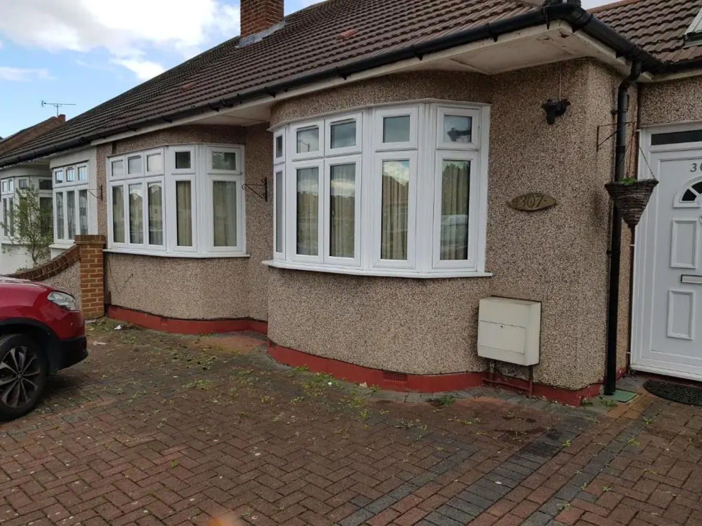 Spacious Bungalow in Romford with parking