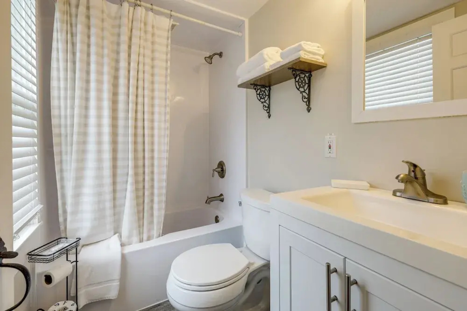 1 Mi to Ferry: 'sea Street Cottage' in Hyannis