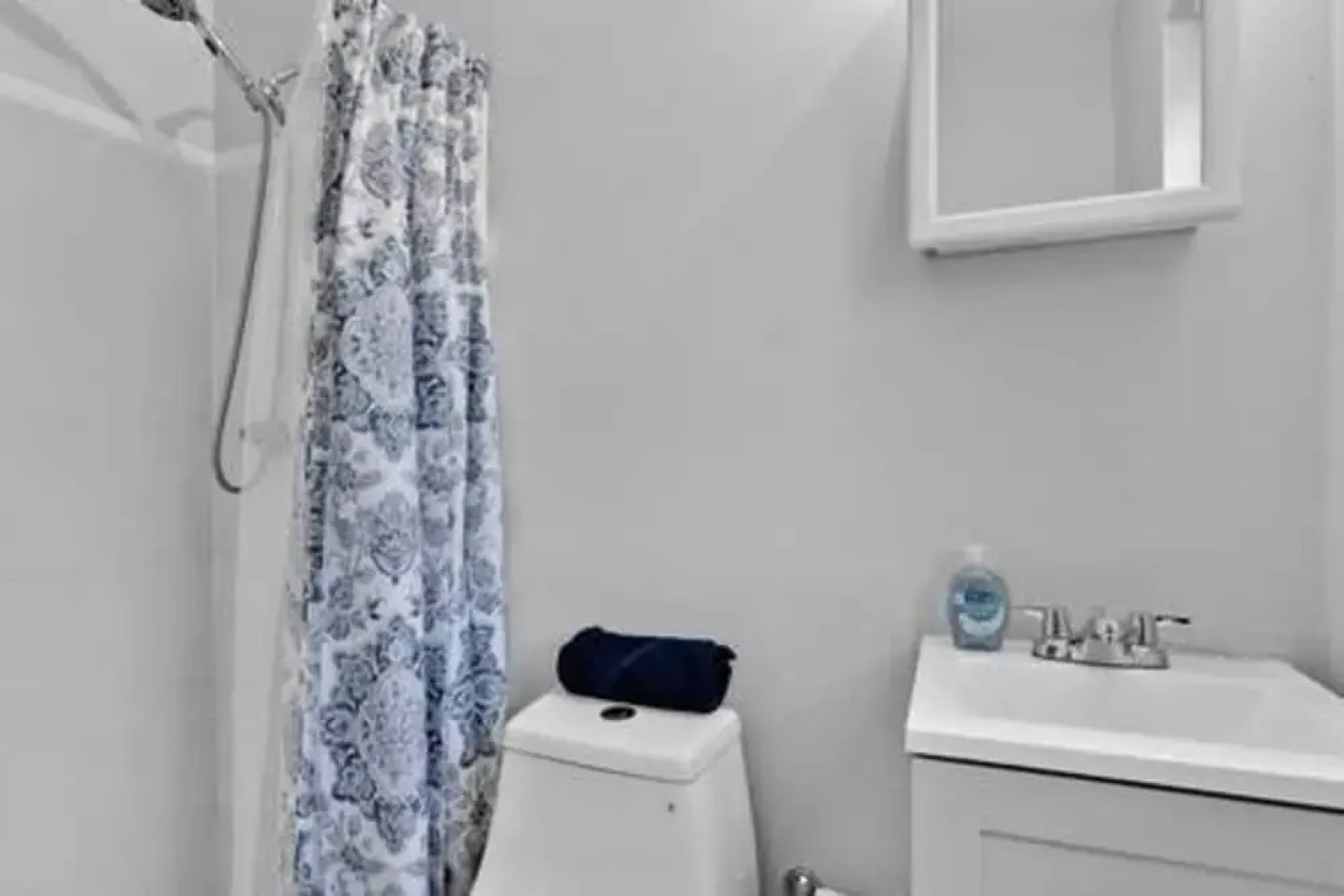 427 NE 107th Studio 6BR 3BA 7 Beds Pool Parking 2 Kitchen