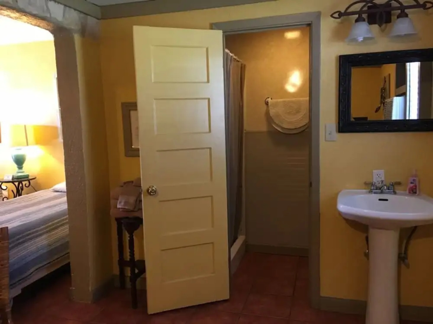 The Historic Leakey Inn