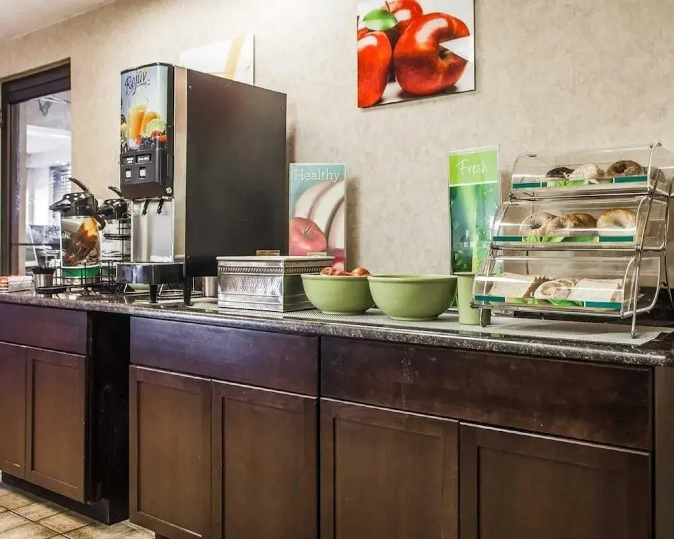 Econo Lodge Inn & Suites Outlet Village
