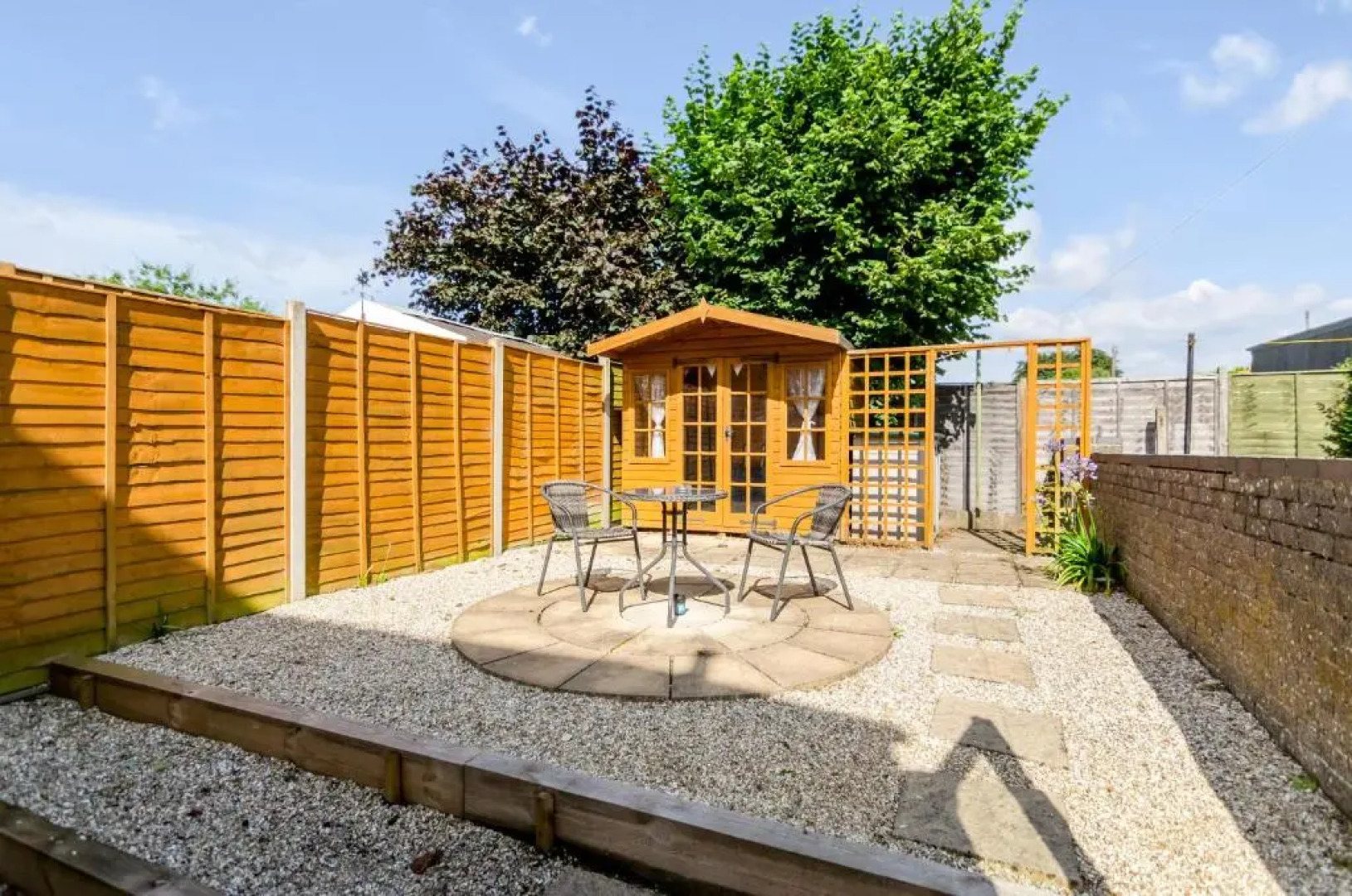 Nursery Rest is perfect for a Quiet Family Holiday with Garden, Netflix & Self Check-In, Fully Equiped Kitchen and Free Parking by Ginger and Gold